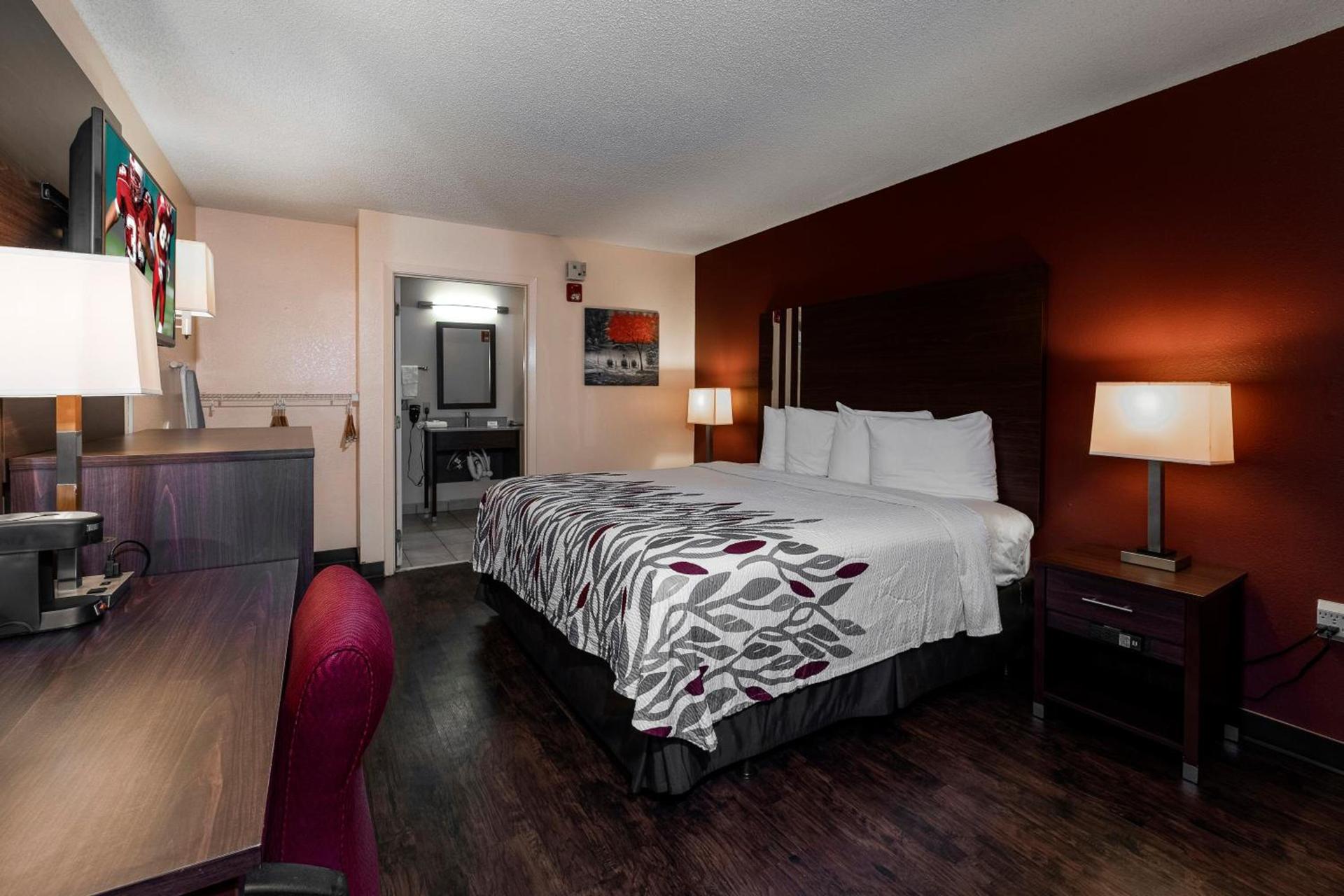 Red Roof Inn Valdosta - University photo 15