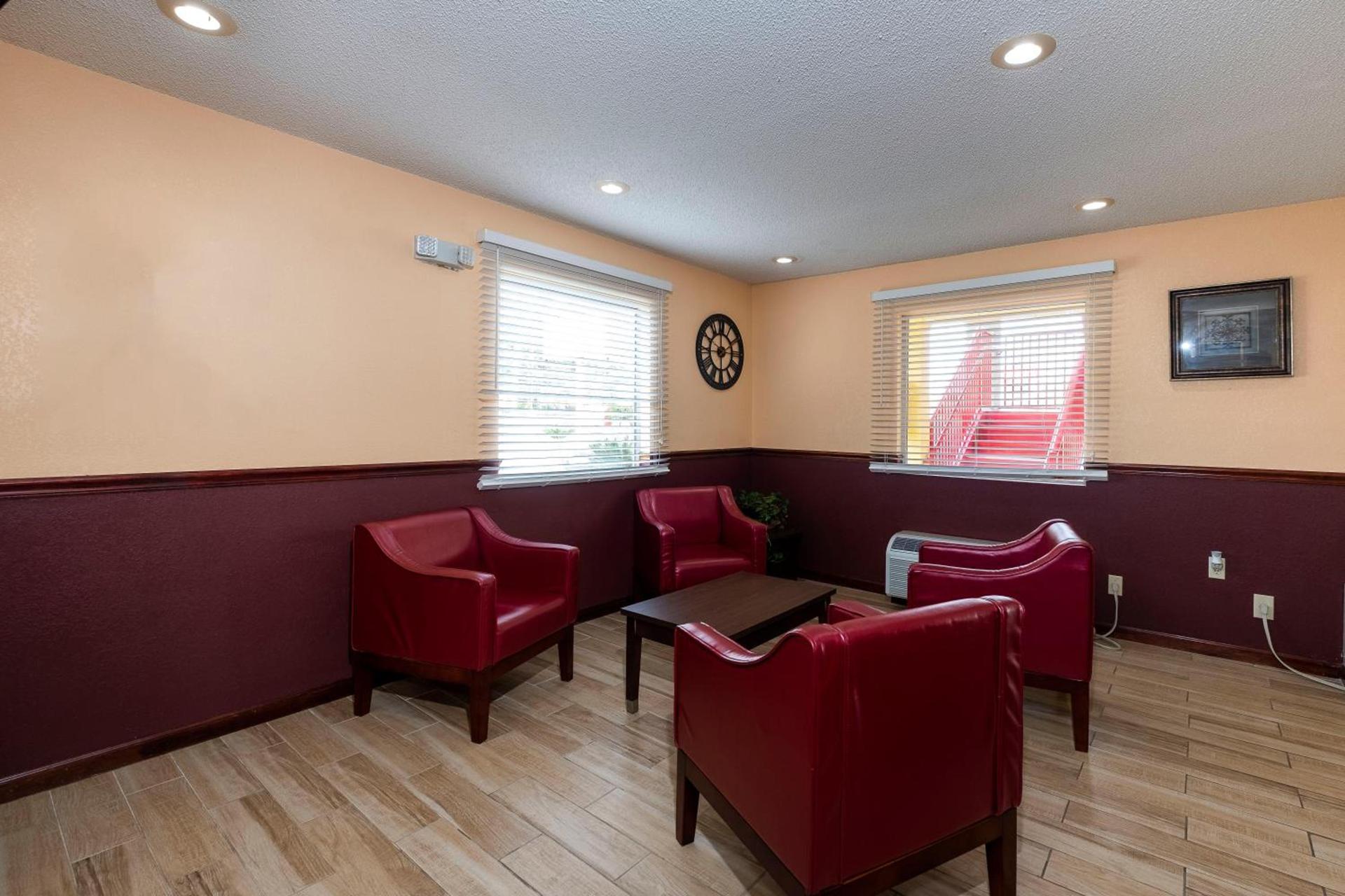Red Roof Inn Valdosta - University photo 11