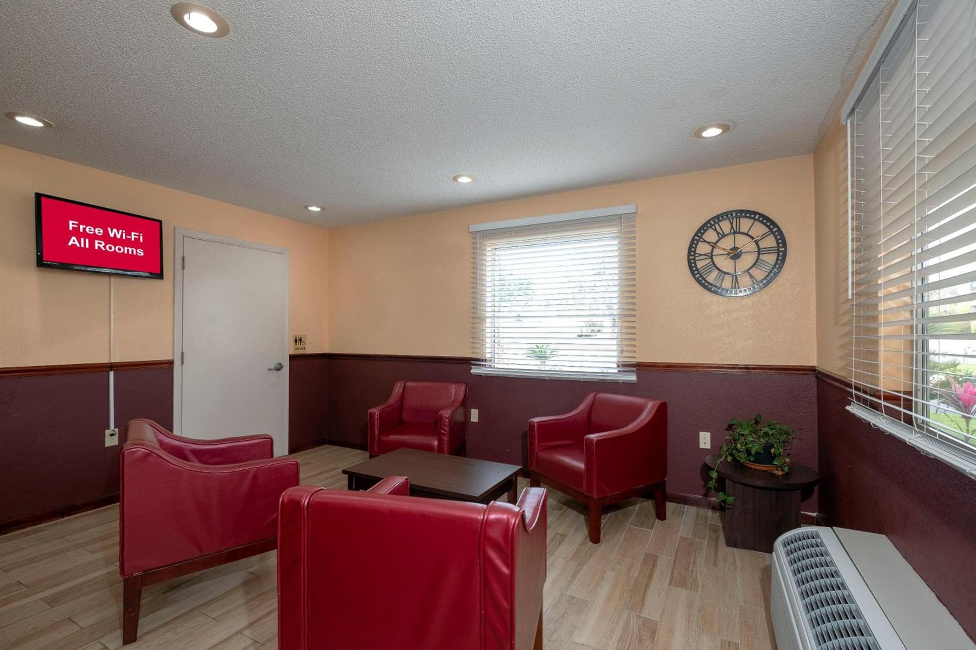 Red Roof Inn Valdosta - University photo 12