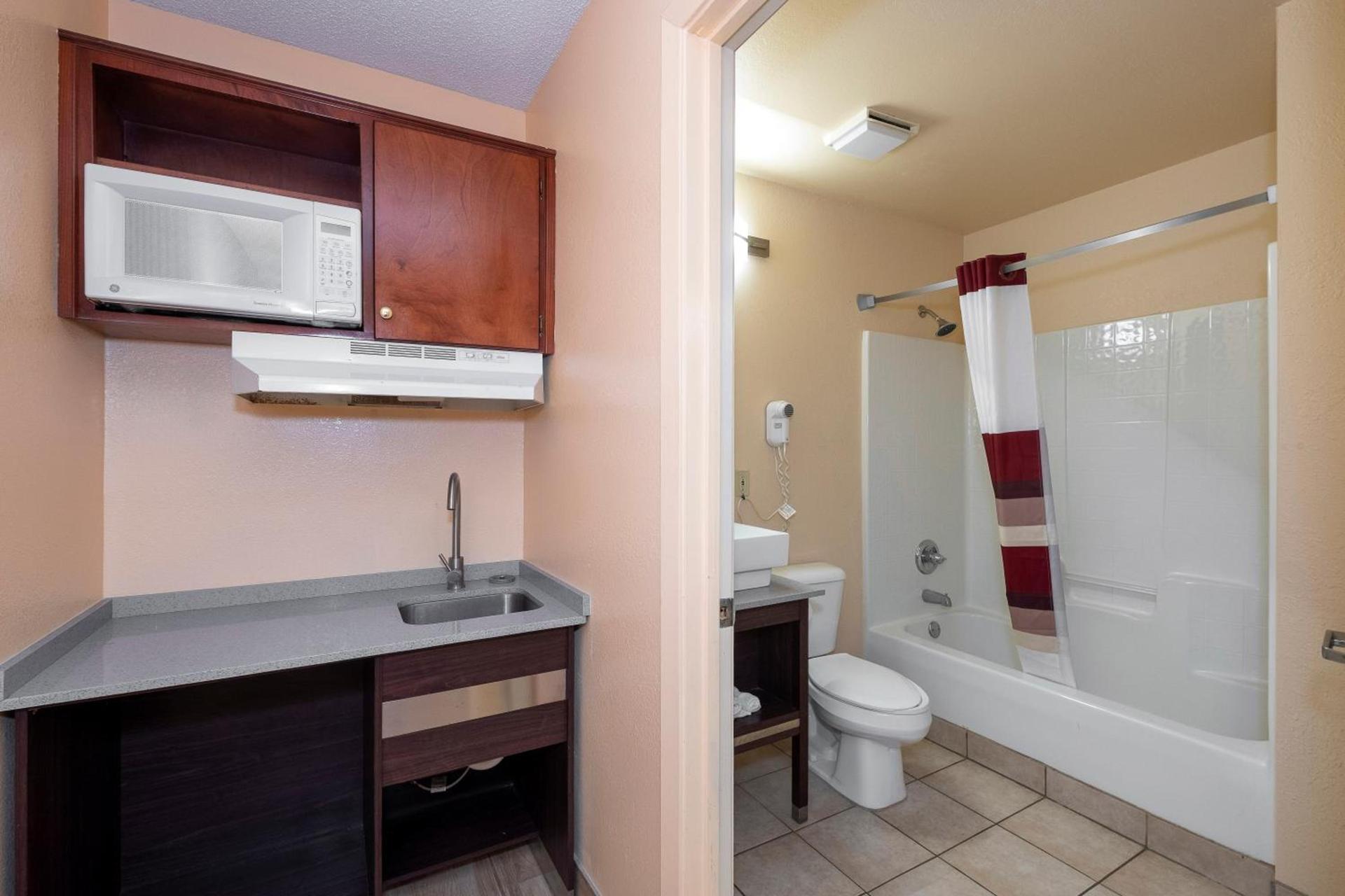 Red Roof Inn Valdosta - University photo 30