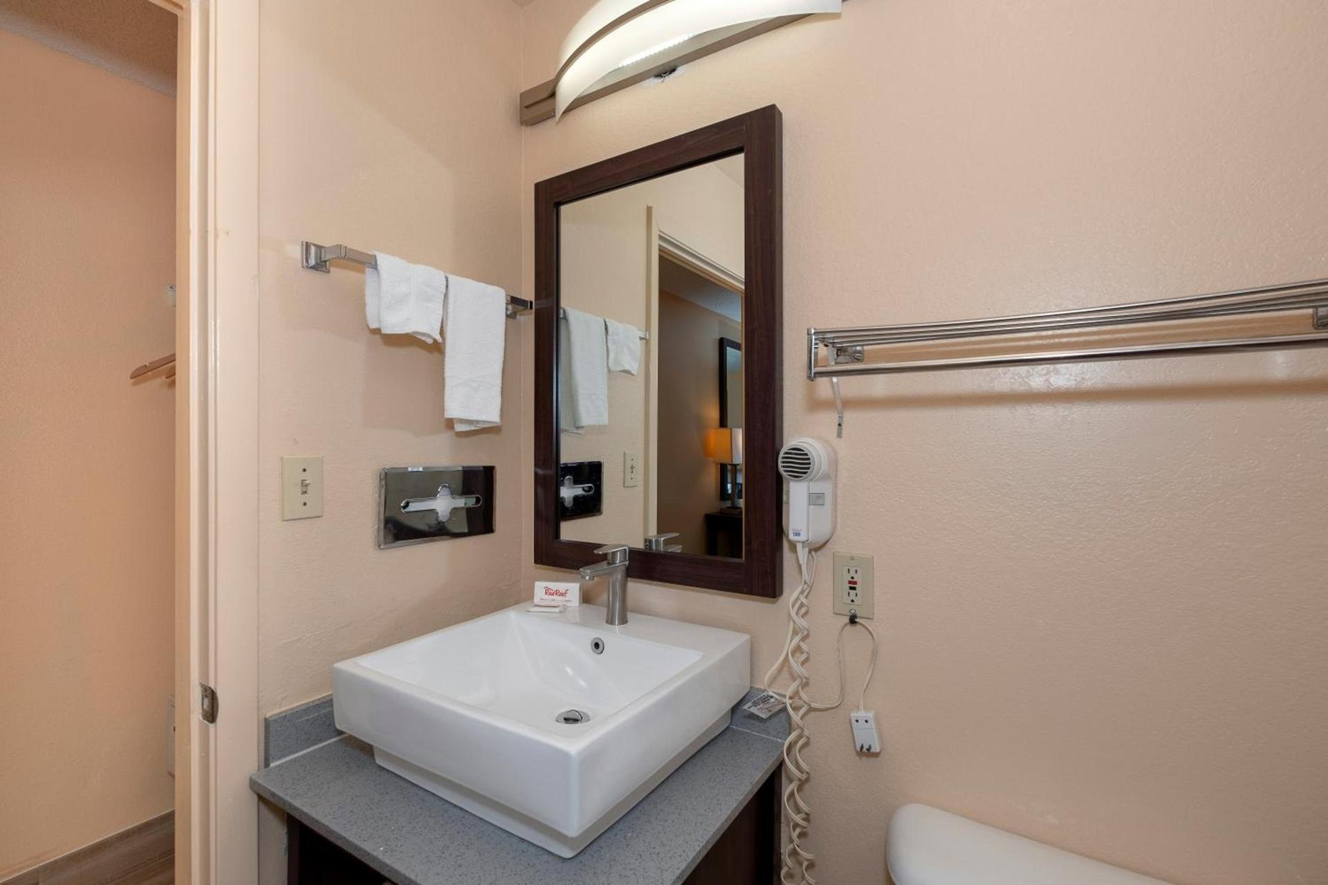 Red Roof Inn Valdosta - University photo 32