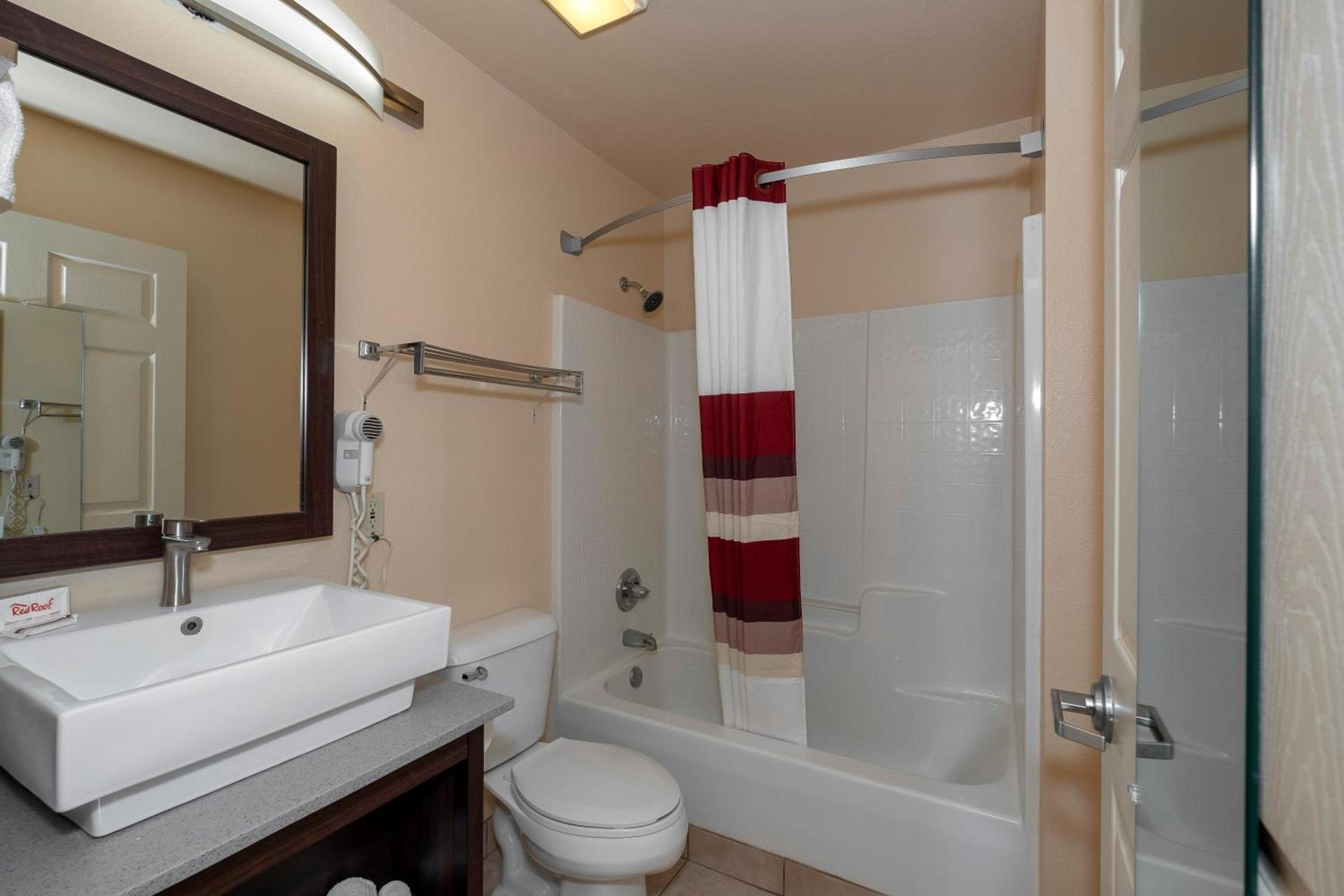 Red Roof Inn Valdosta - University photo 33