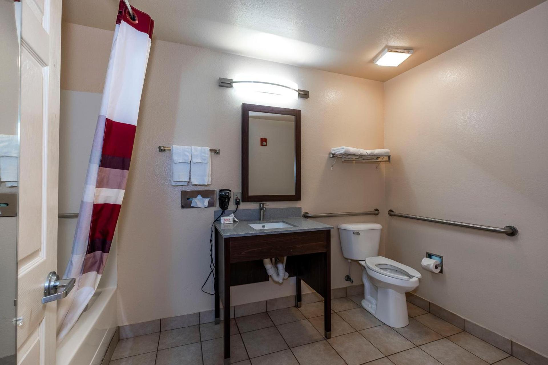 Red Roof Inn Valdosta - University photo 34