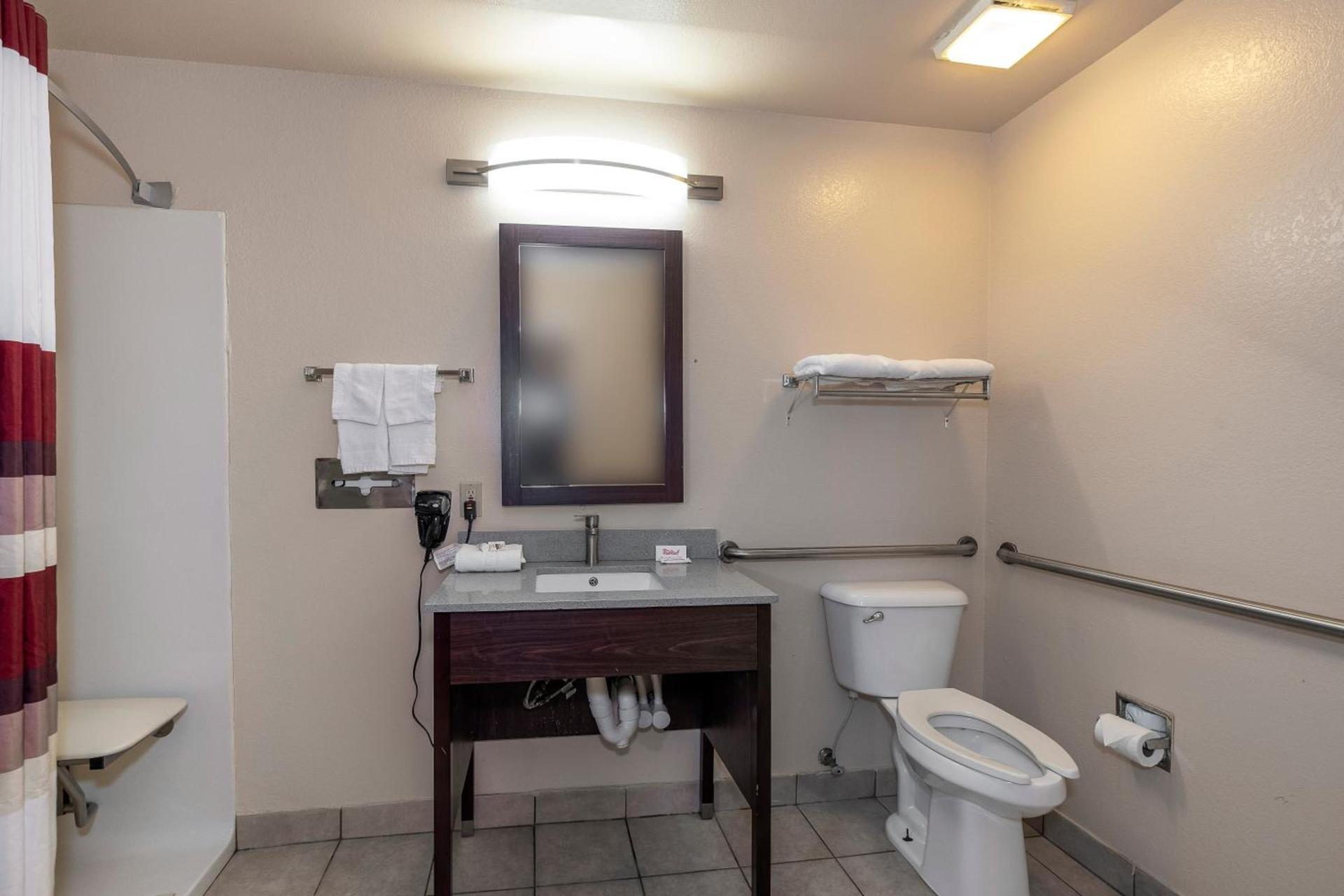 Red Roof Inn Valdosta - University photo 36
