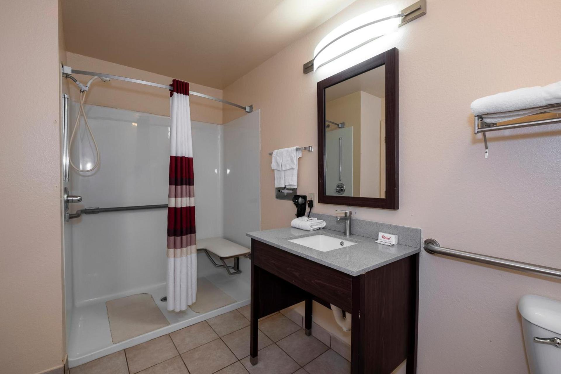 Red Roof Inn Valdosta - University photo 37