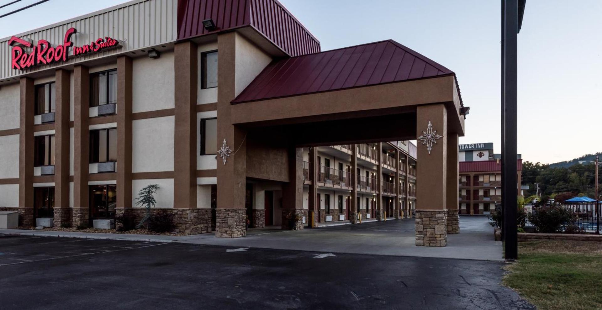 Red Roof Inn & Suites Pigeon Forge Parkway photo 1