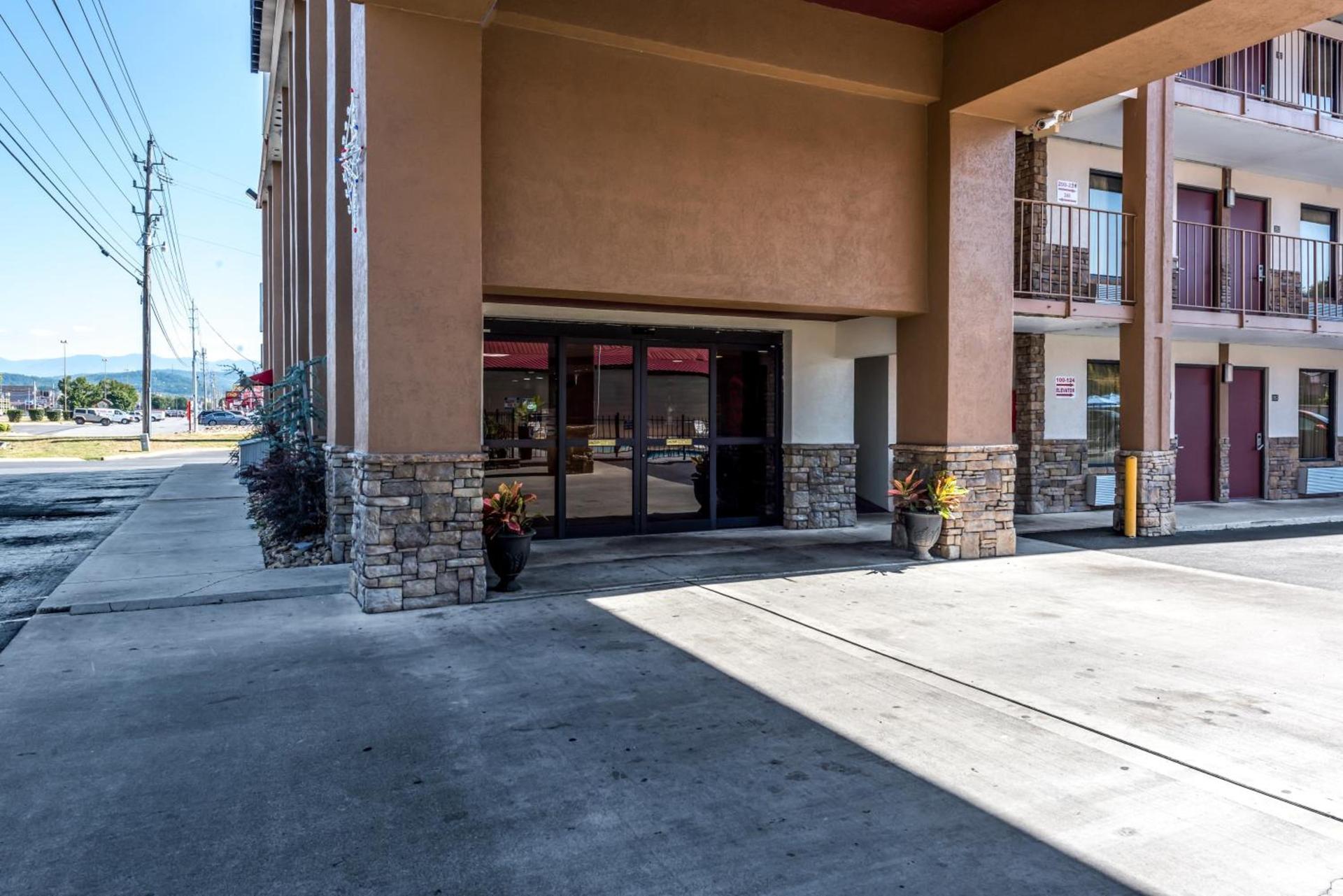 Red Roof Inn & Suites Pigeon Forge Parkway photo 2