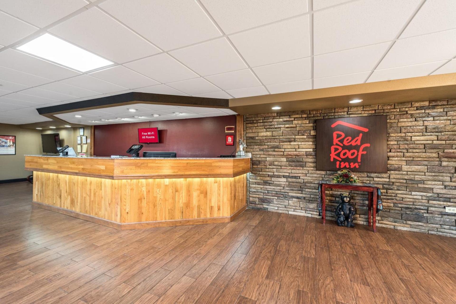 Red Roof Inn & Suites Pigeon Forge Parkway photo 7