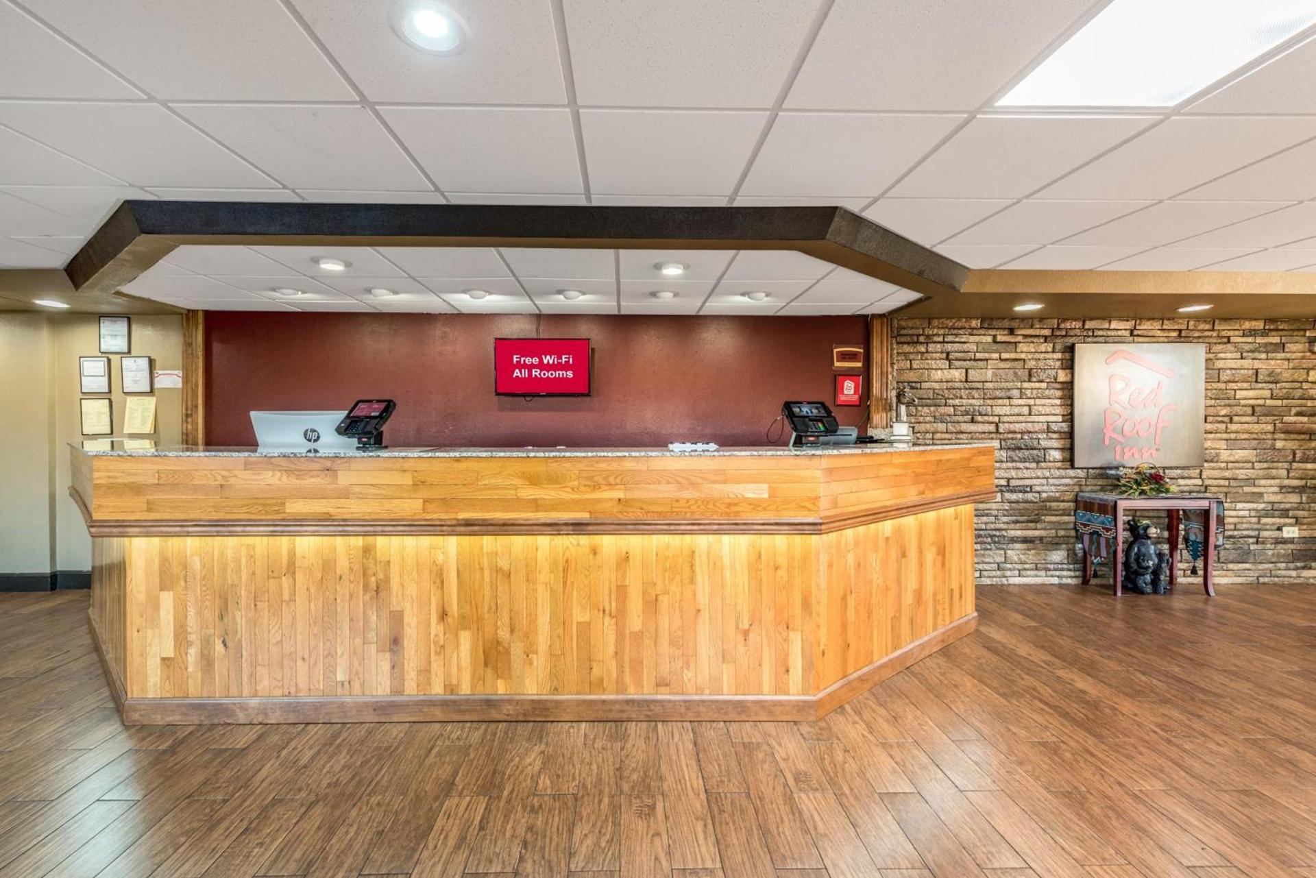 Red Roof Inn & Suites Pigeon Forge Parkway photo 6