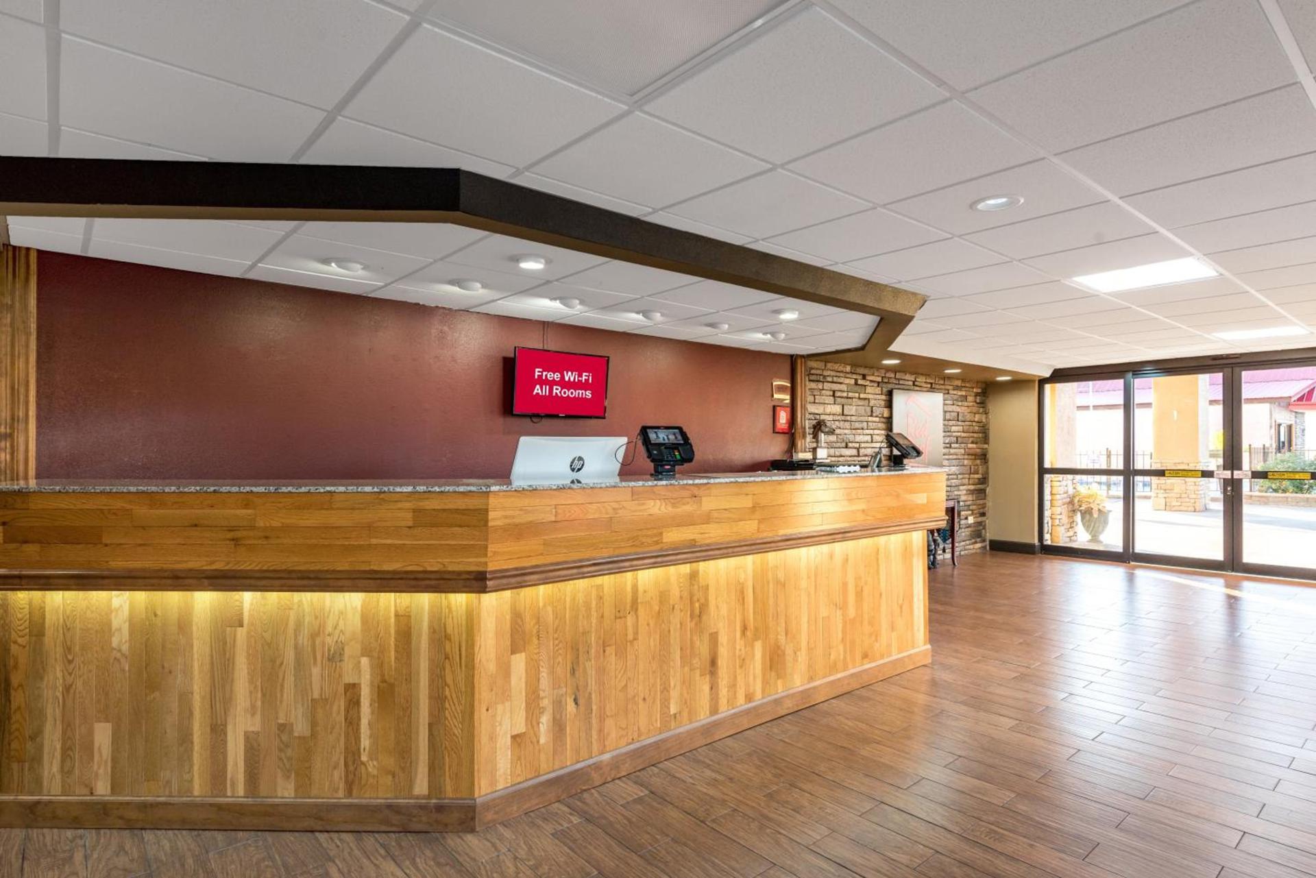 Red Roof Inn & Suites Pigeon Forge Parkway photo 5