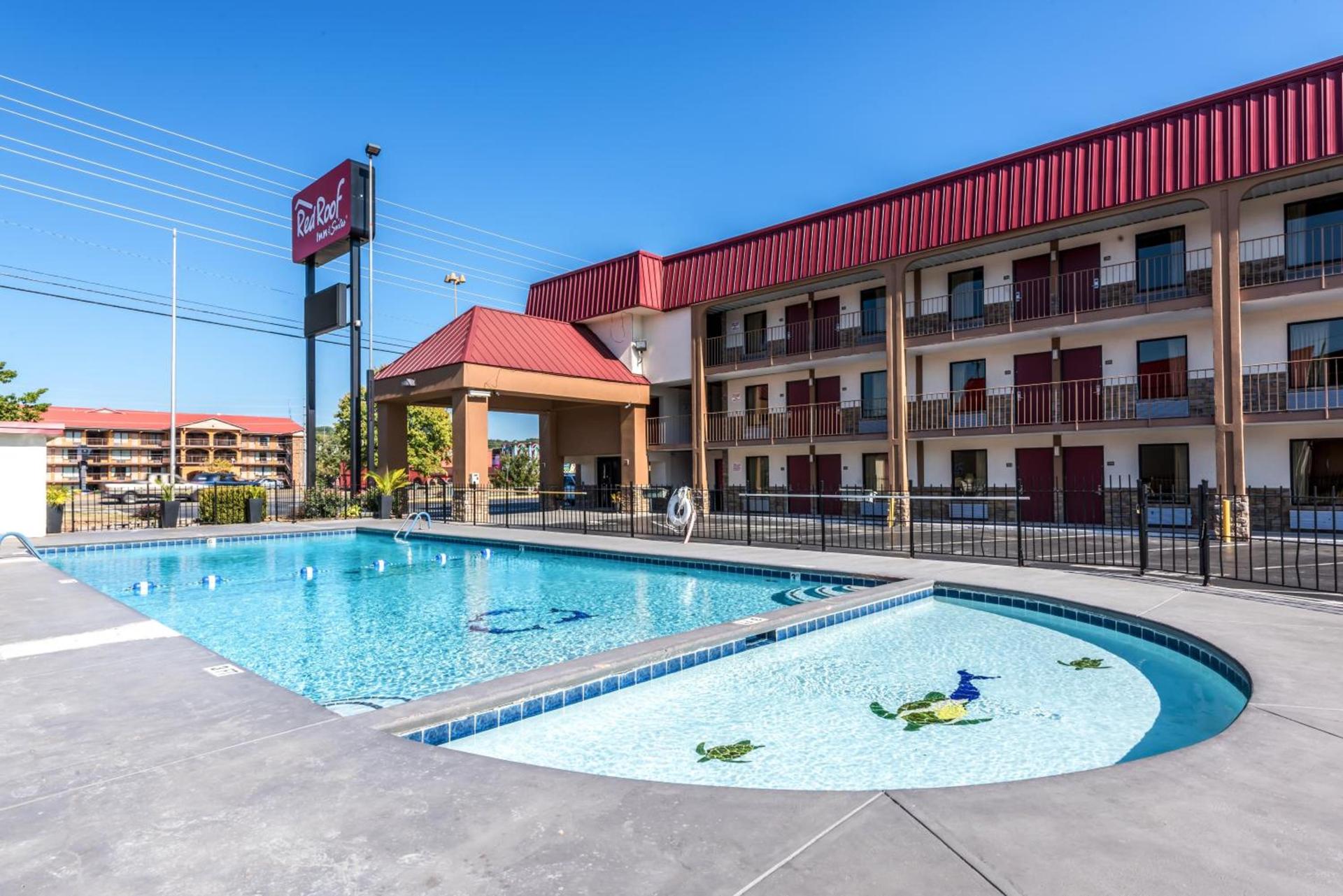 Red Roof Inn & Suites Pigeon Forge Parkway photo 8