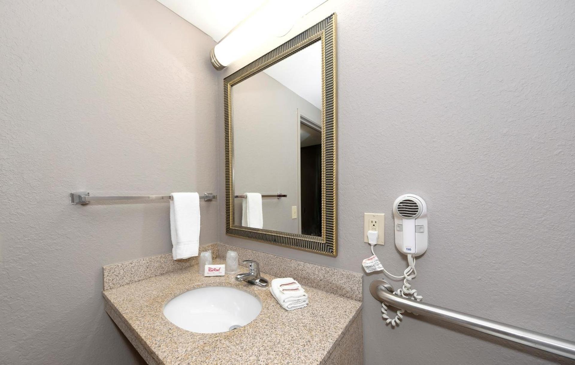 Red Roof Inn & Suites Carrollton, GA - West Georgia photo 18