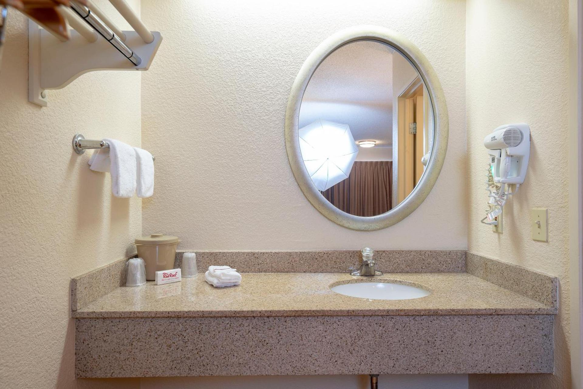 Red Roof Inn Louisville Expo Airport photo 8