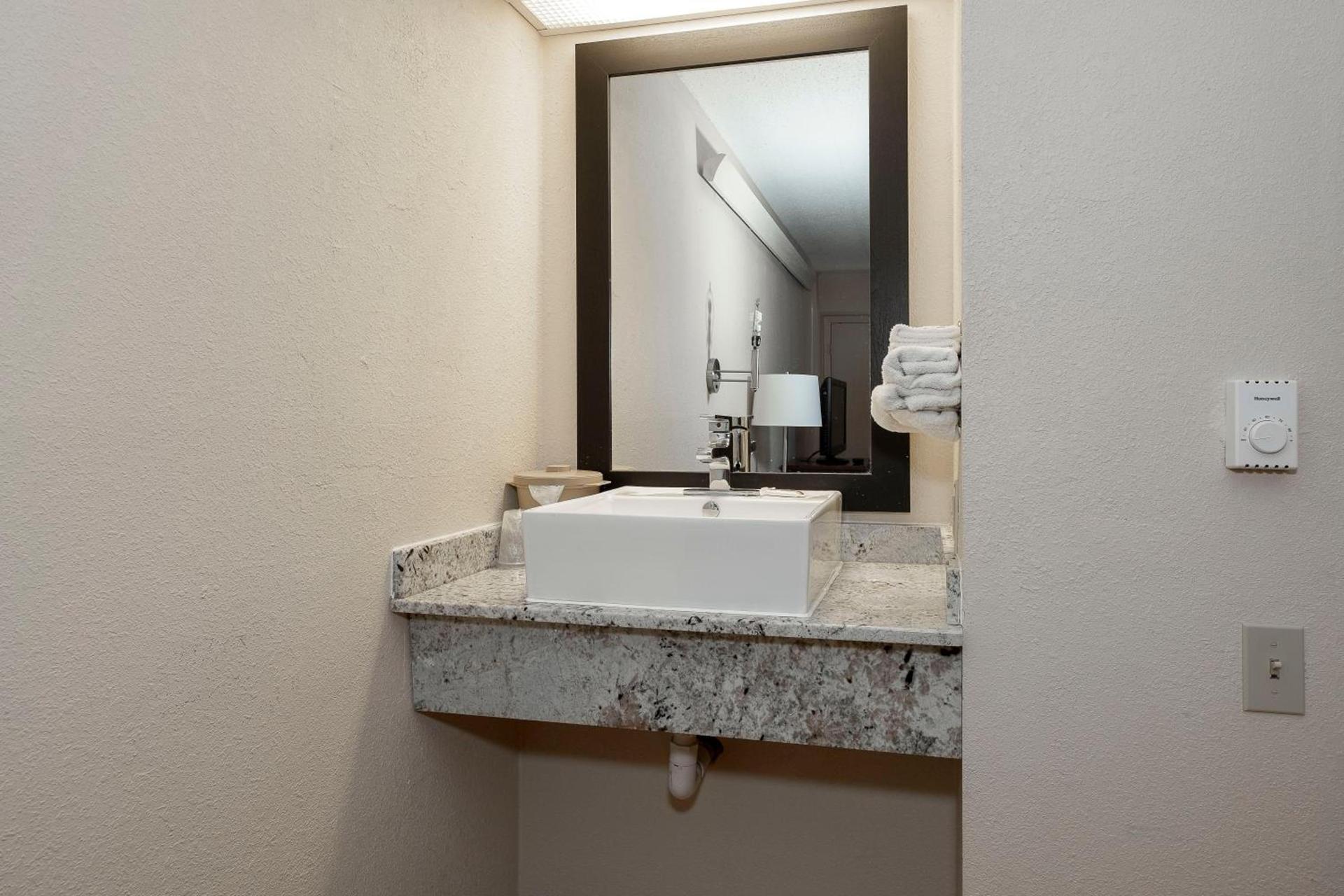 Travelodge by Wyndham Peoria photo 32