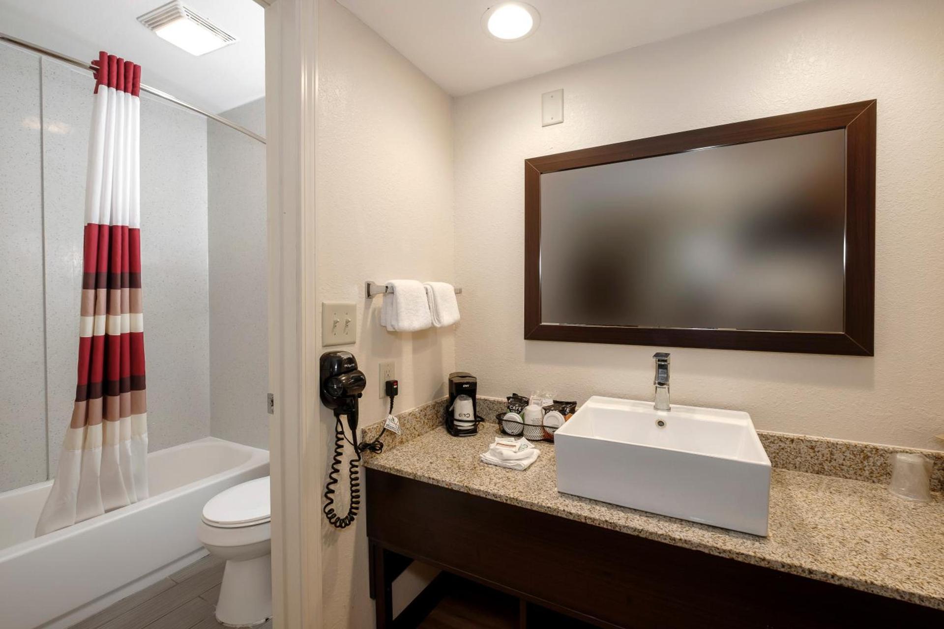 Quality Inn photo 40