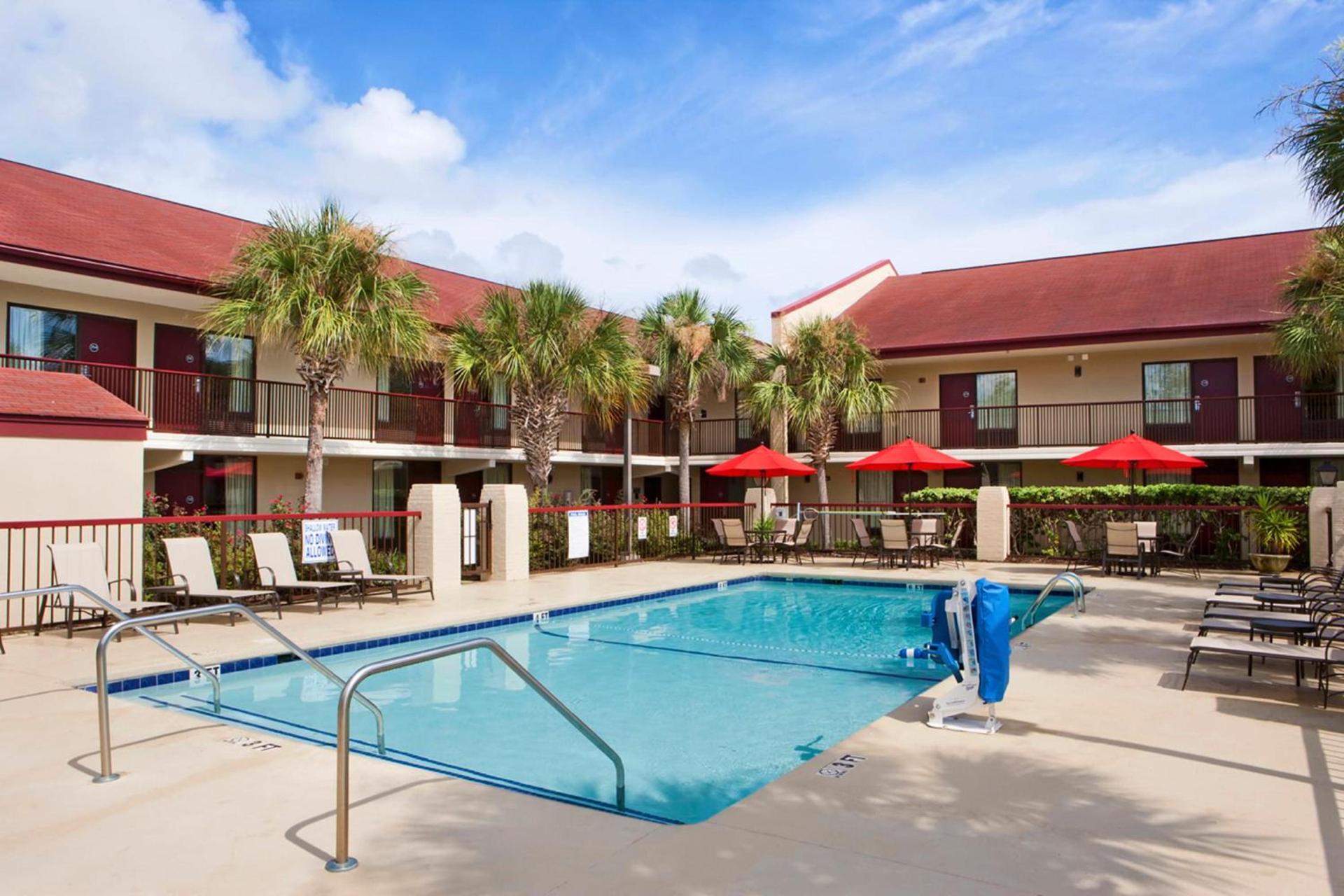 Red Roof Inn PLUS+ Mt Pleasant - Patriots Point photo 8