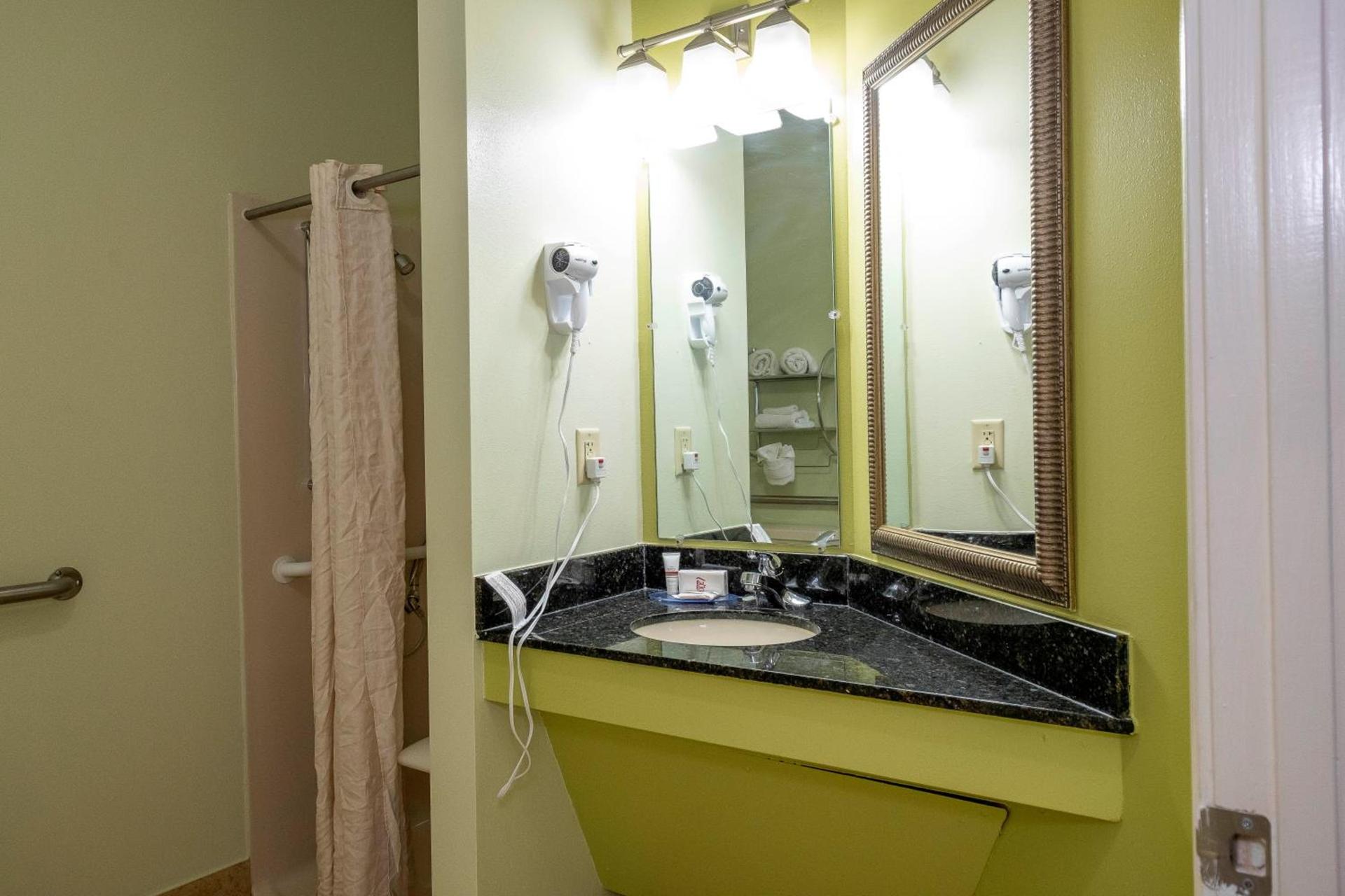 Red Roof Inn & Suites Wilson photo 48