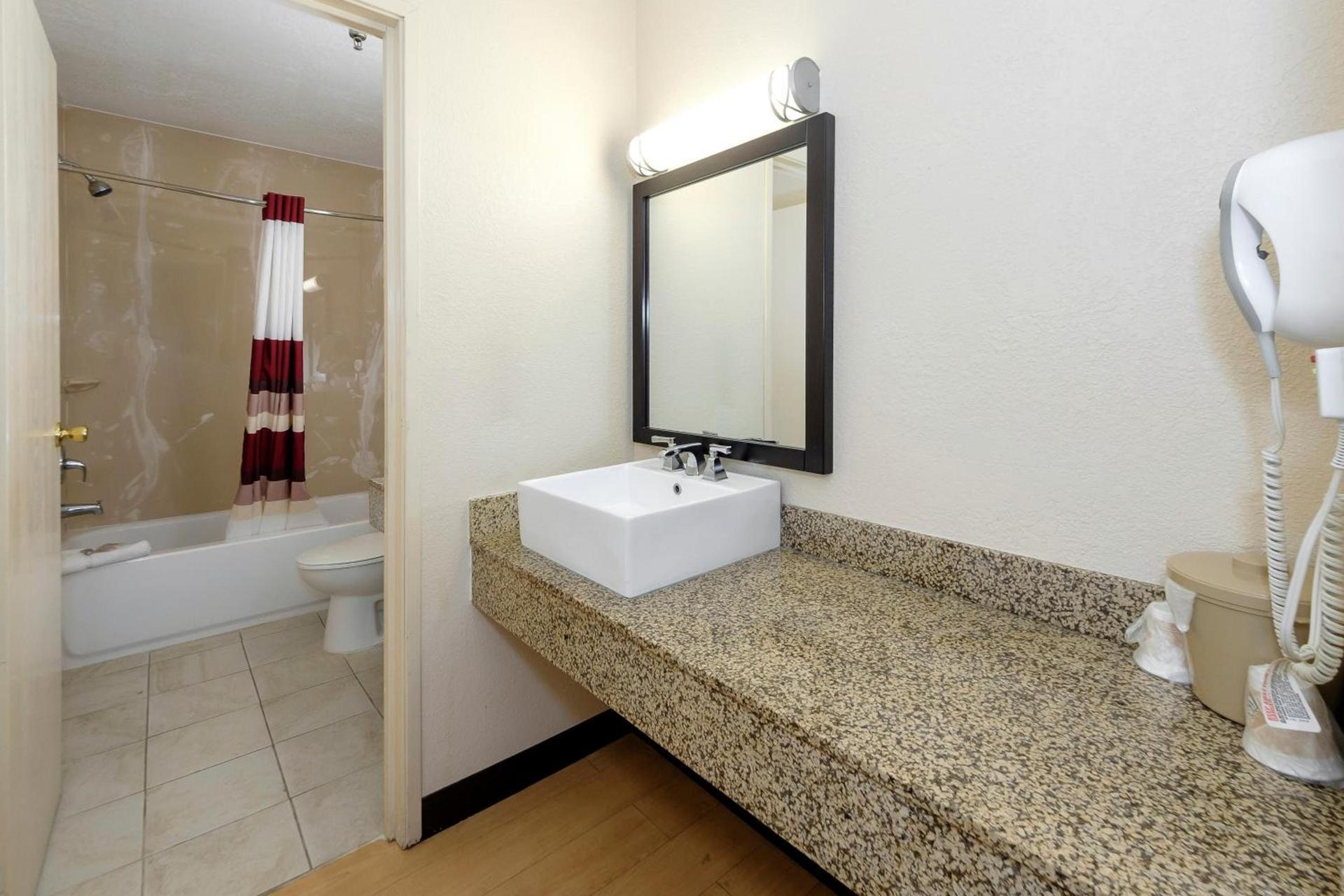 Red Roof Inn Jacksonville - Cruise Port photo 21