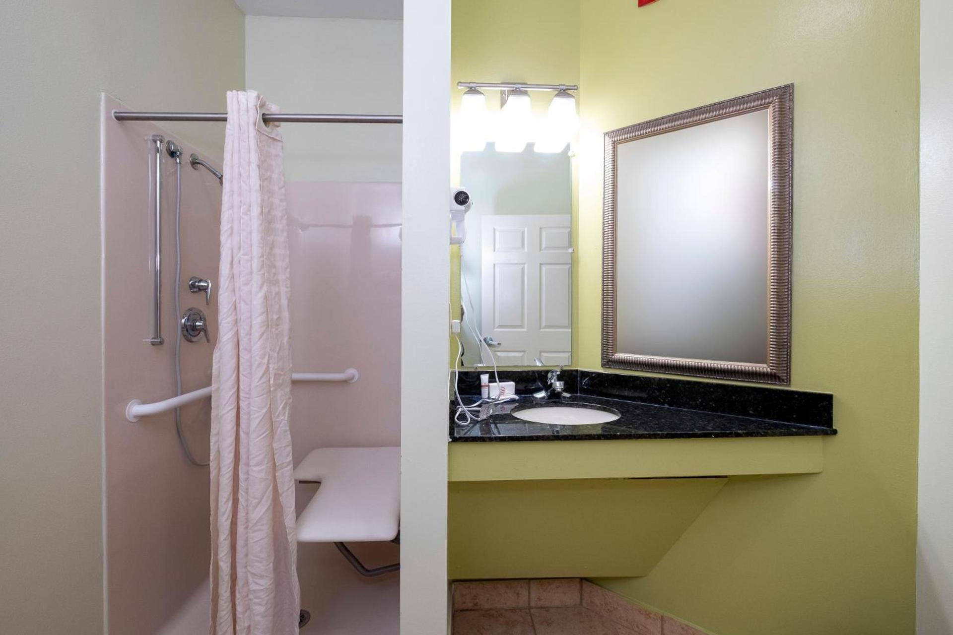 Red Roof Inn & Suites Wilson photo 50