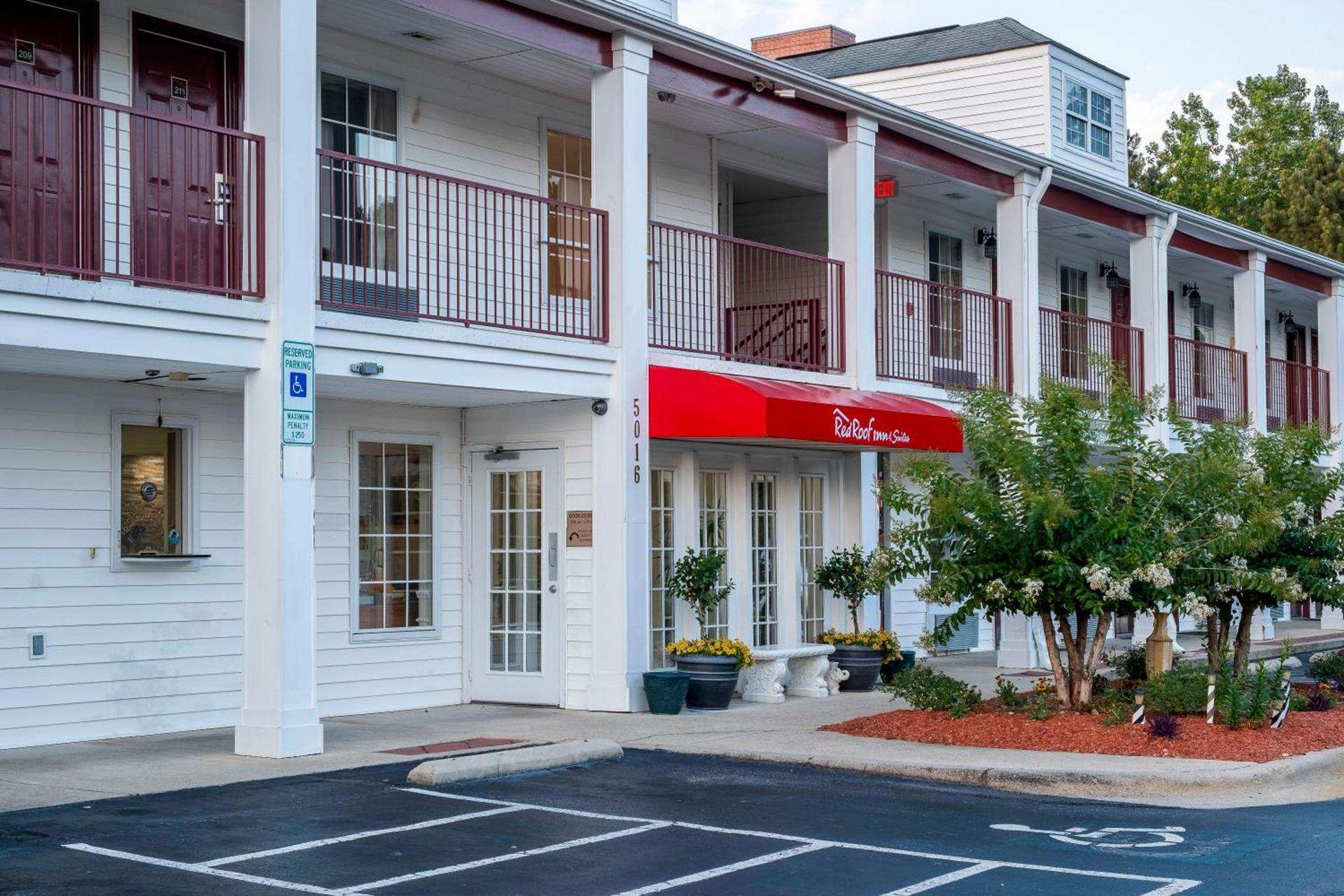 Red Roof Inn & Suites Wilson photo 2