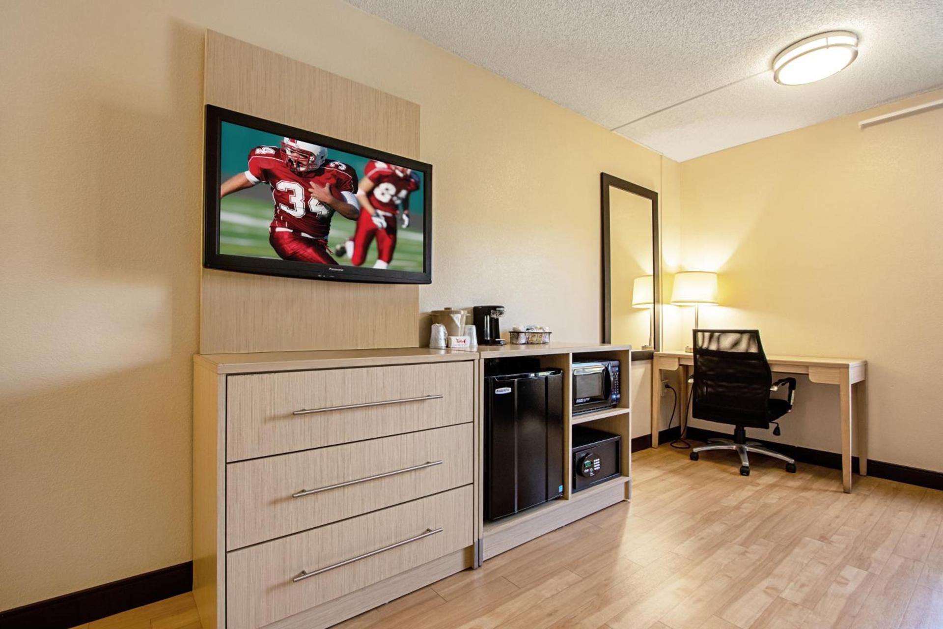 Red Roof Inn PLUS+ West Palm Beach photo 17