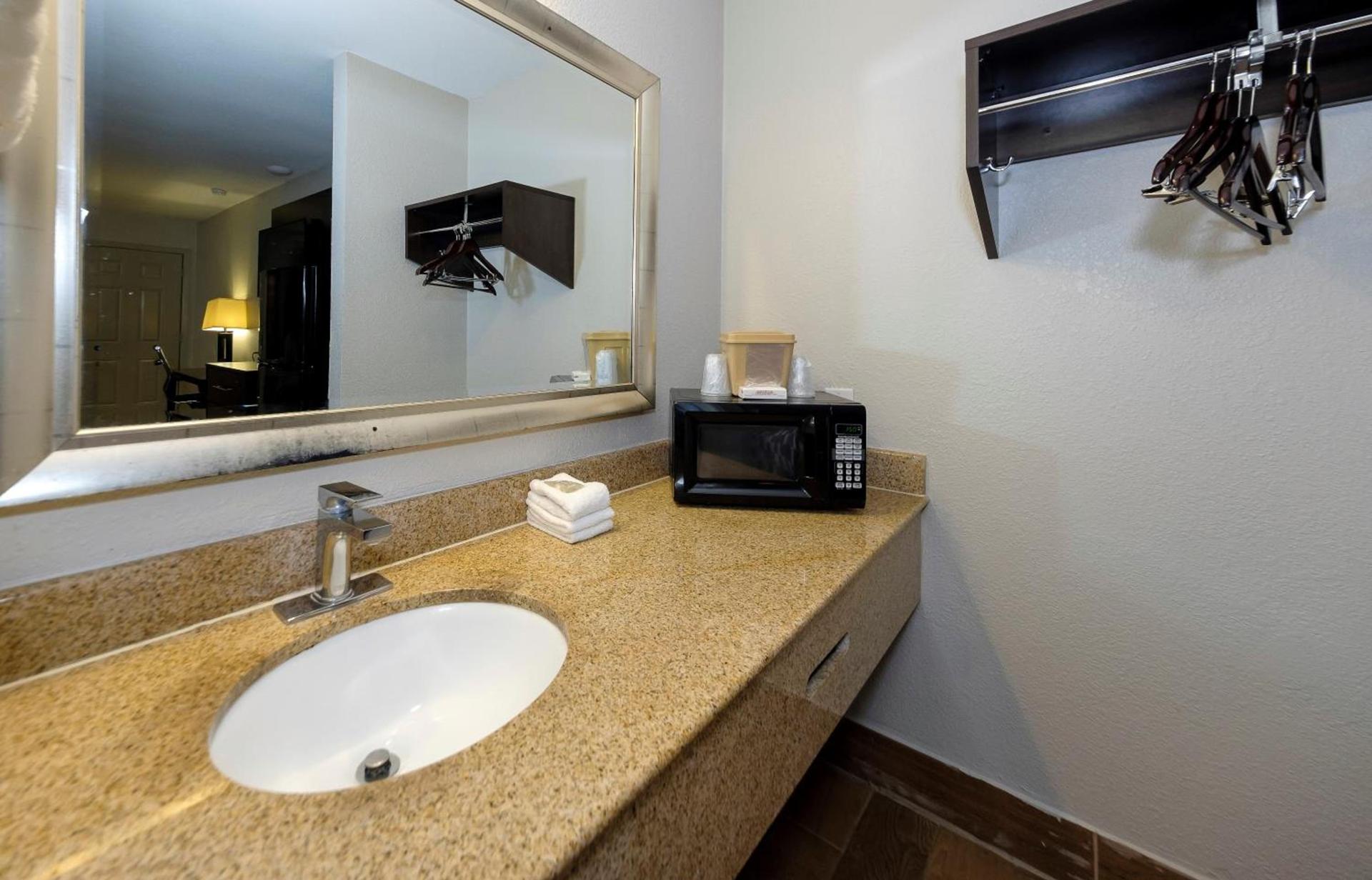 Red Roof Inn Arlington - Entertainment District photo 43