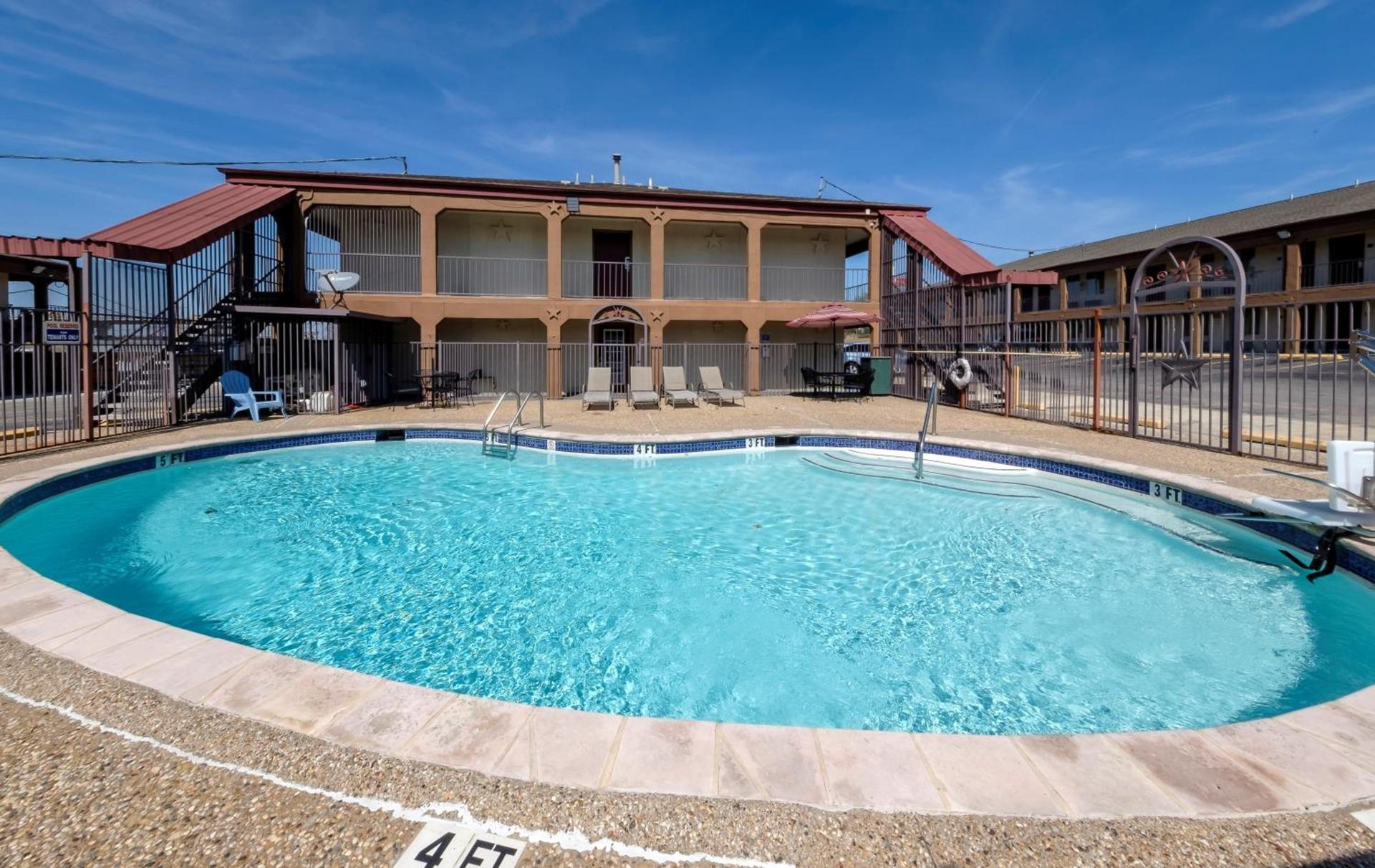 Red Roof Inn Arlington - Entertainment District photo 9