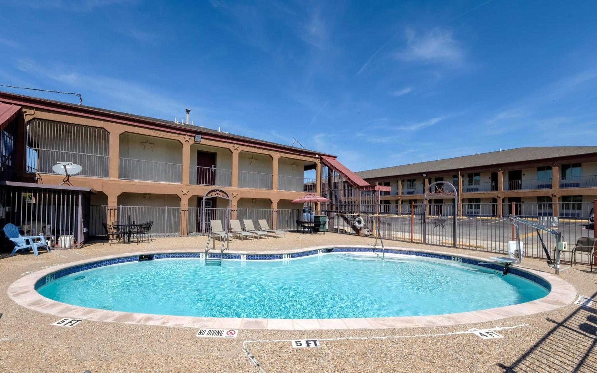 Red Roof Inn Arlington - Entertainment District photo 10