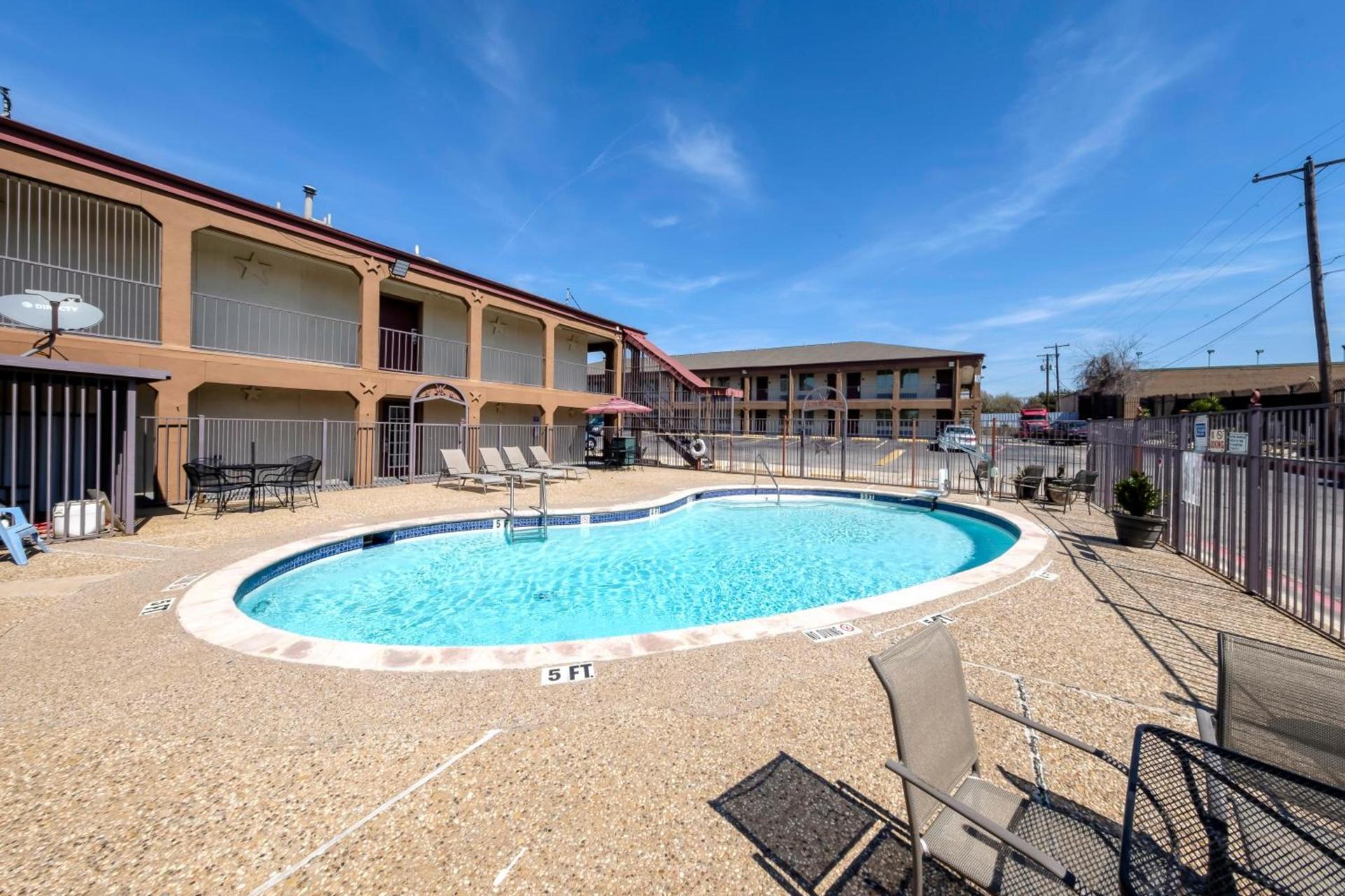 Red Roof Inn Arlington - Entertainment District photo 11