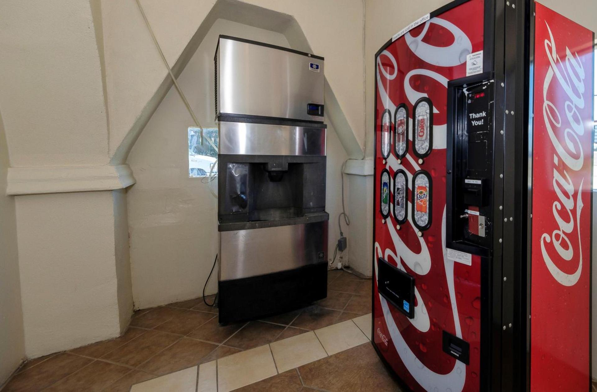 Red Roof Inn Arlington - Entertainment District photo 16