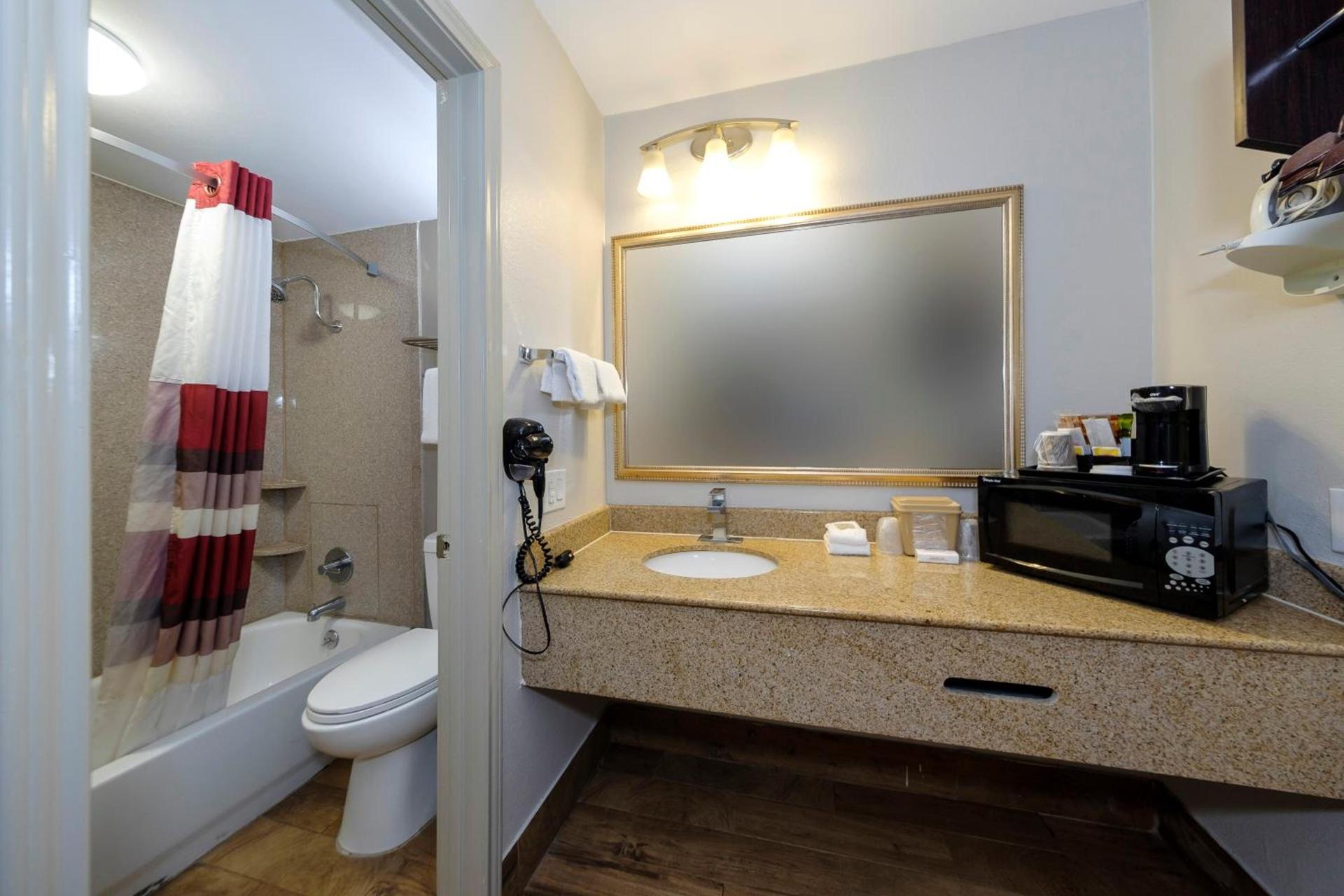Red Roof Inn Arlington - Entertainment District photo 45