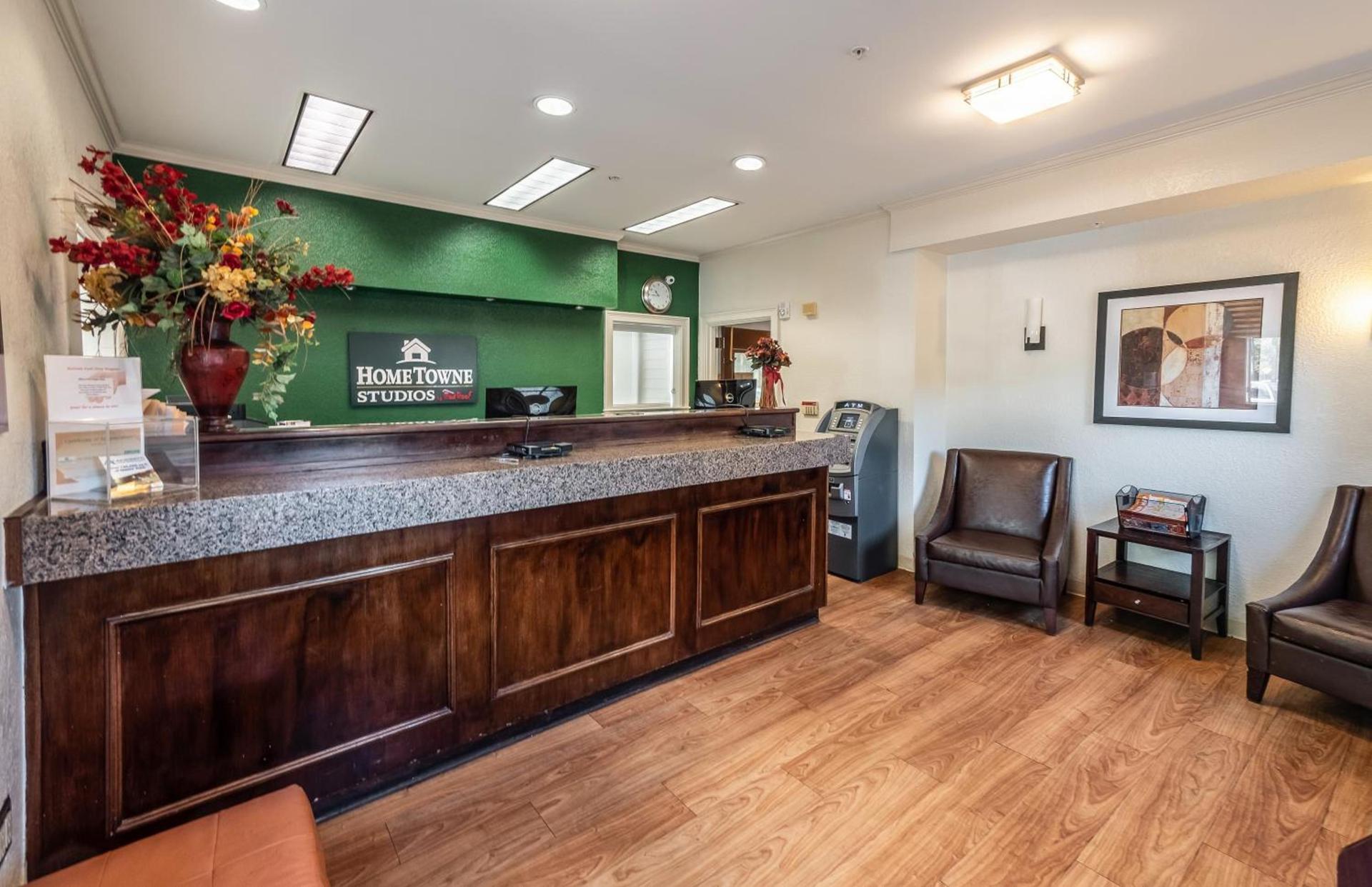 HomeTowne Studios by Red Roof Orlando South photo 20