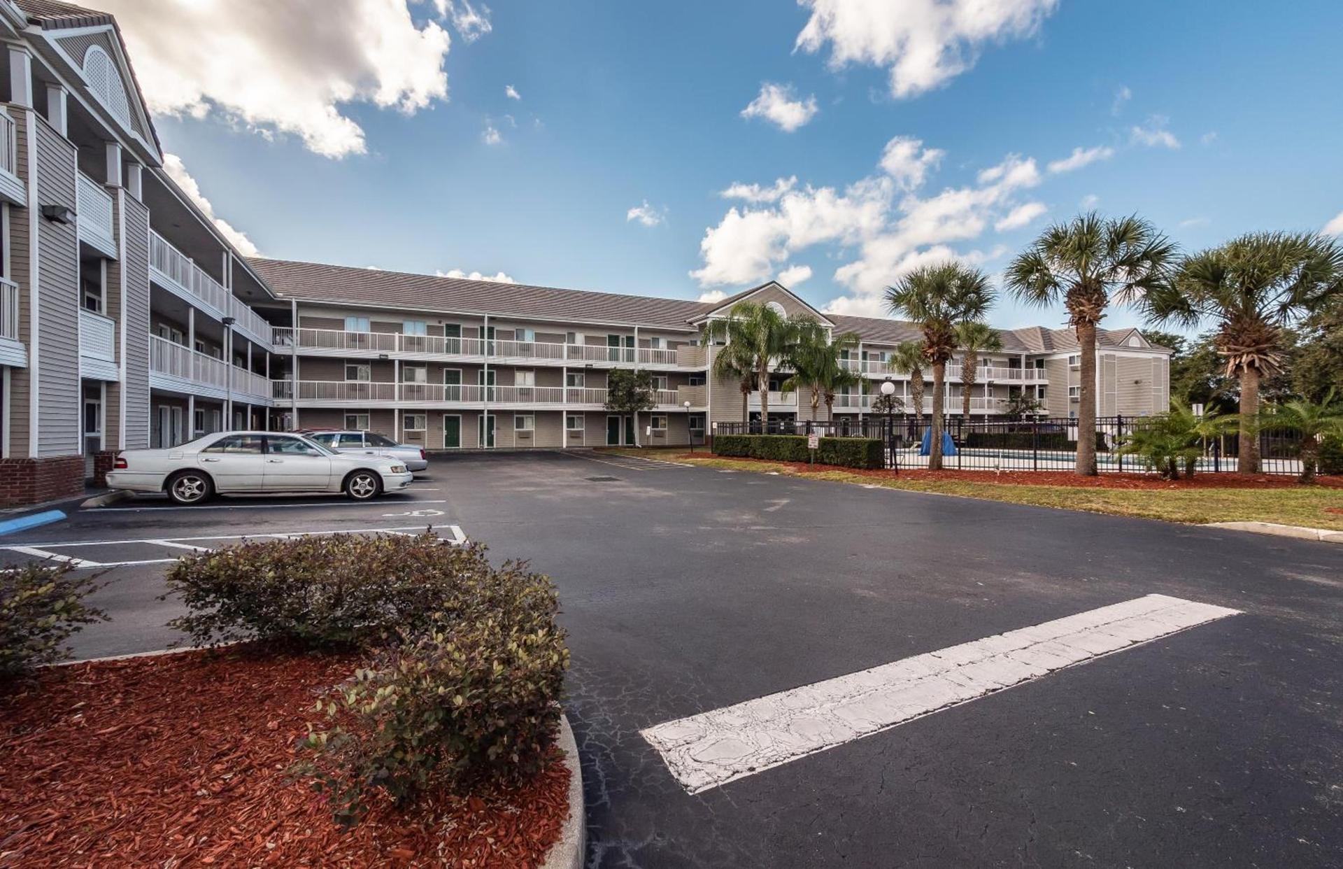 HomeTowne Studios by Red Roof Orlando South photo 15