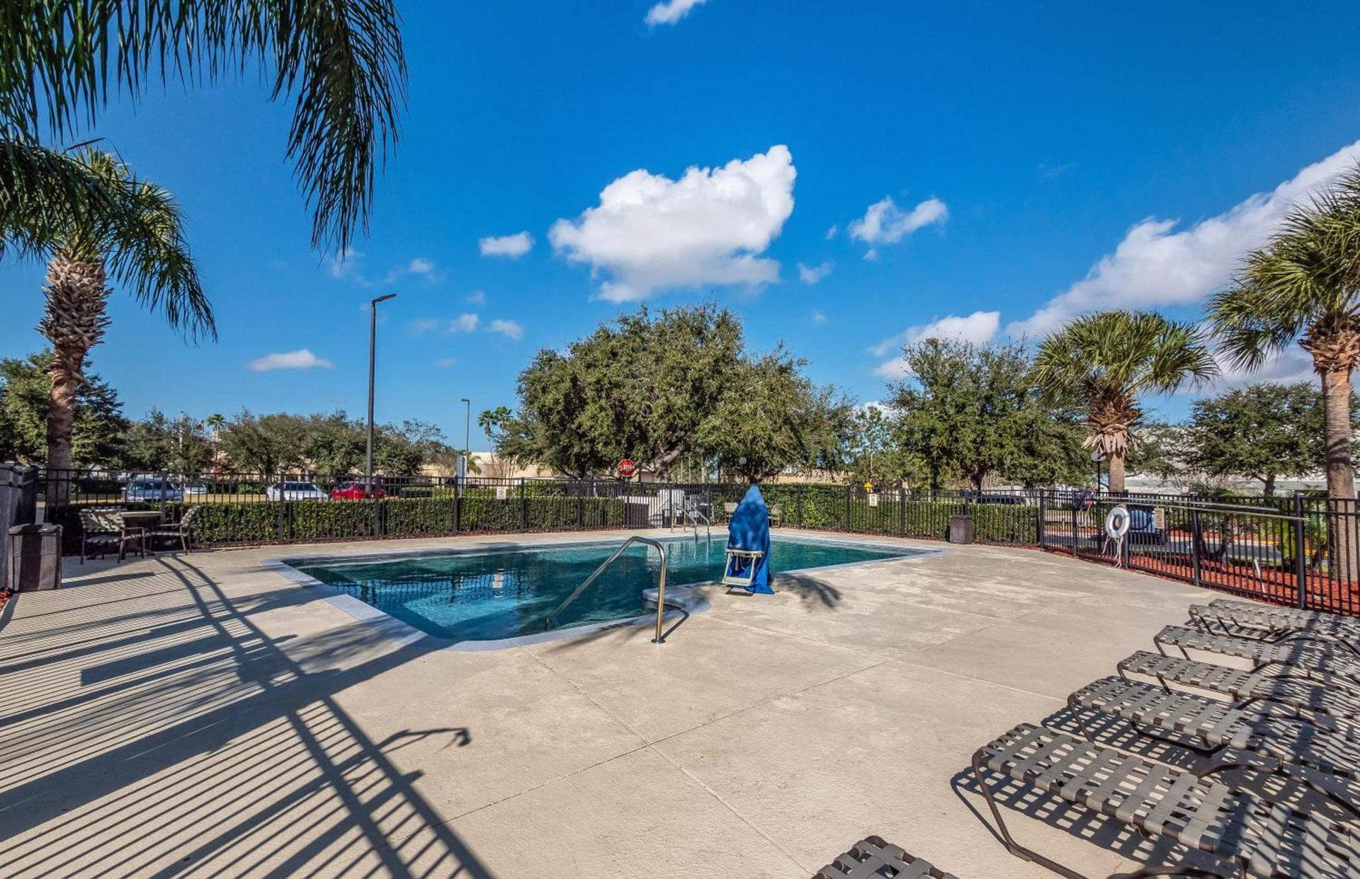 HomeTowne Studios by Red Roof Orlando South photo 24