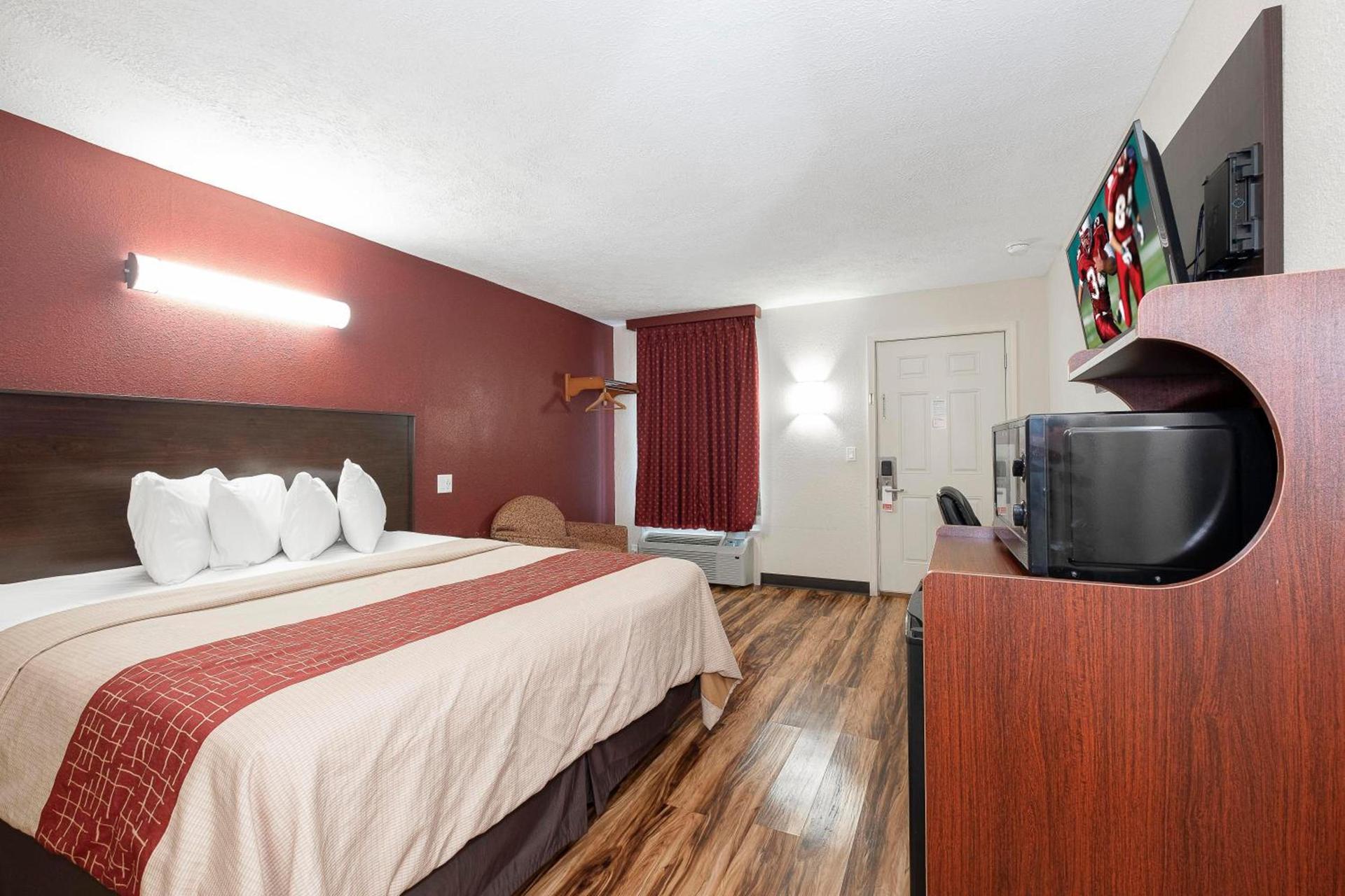Red Roof Inn Starkville - University photo 19