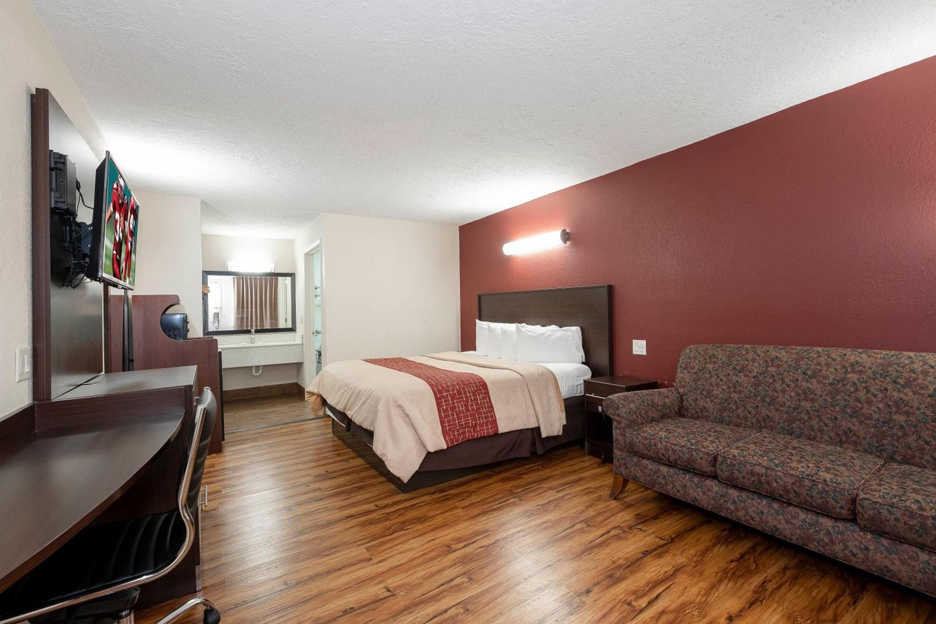 Red Roof Inn Starkville - University photo 15