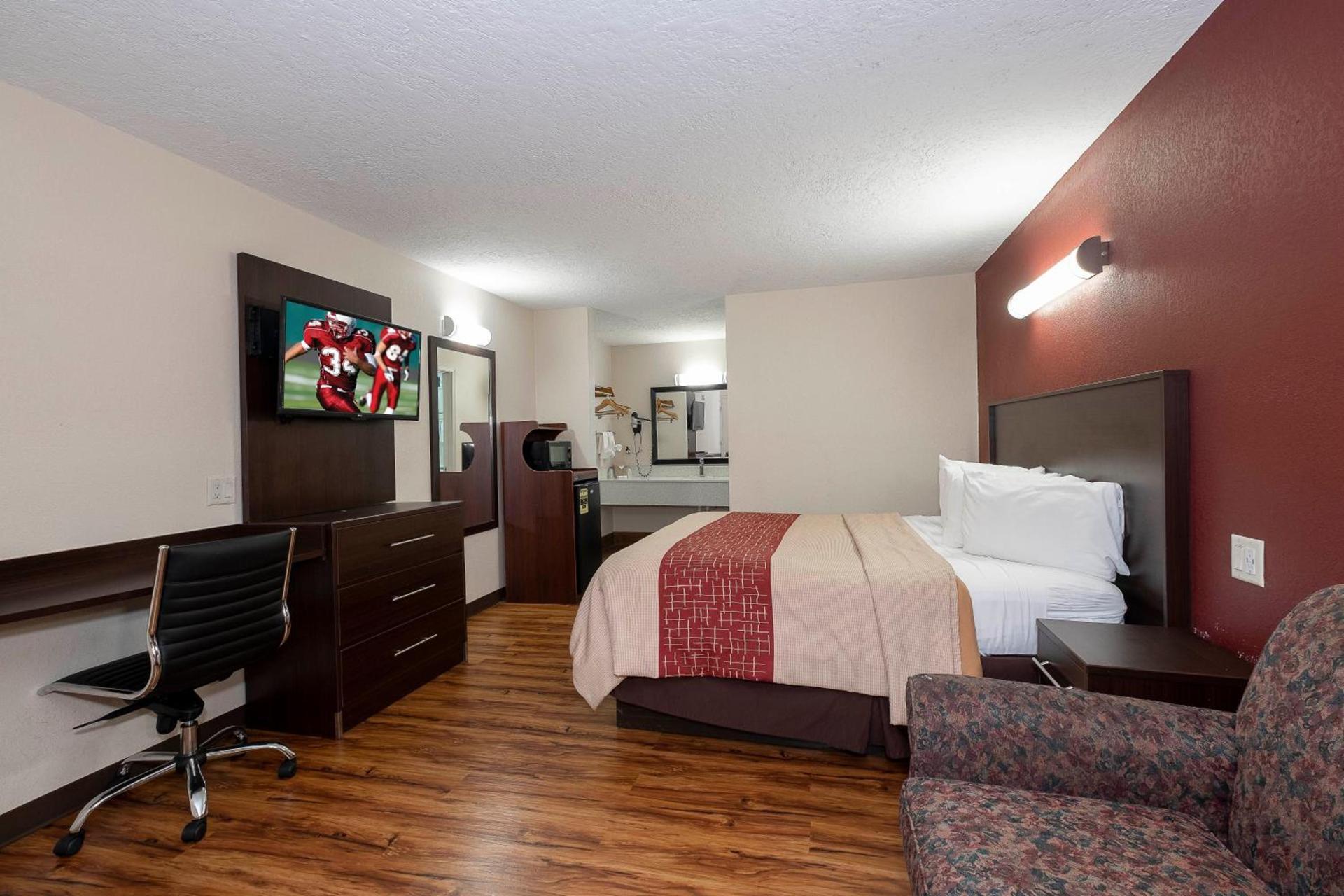 Red Roof Inn Starkville - University photo 30
