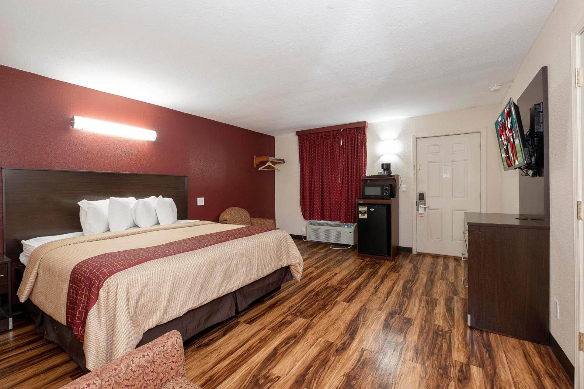 Red Roof Inn Starkville - University photo 21