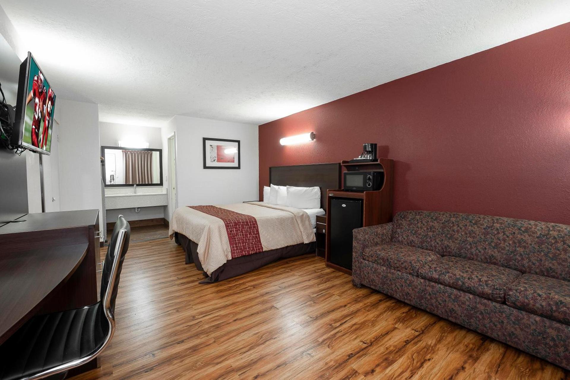 Red Roof Inn Starkville - University photo 13