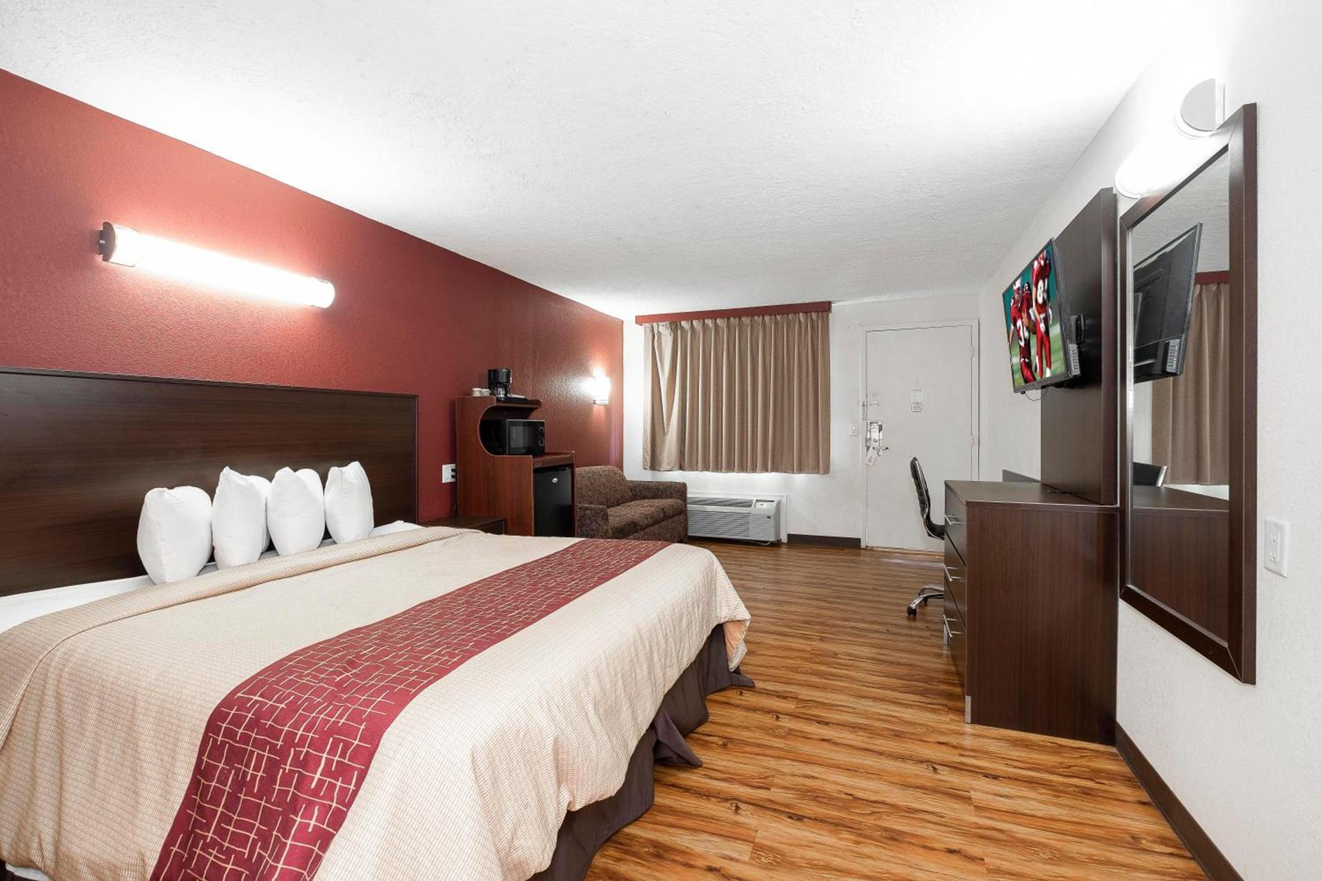 Red Roof Inn Starkville - University photo 11