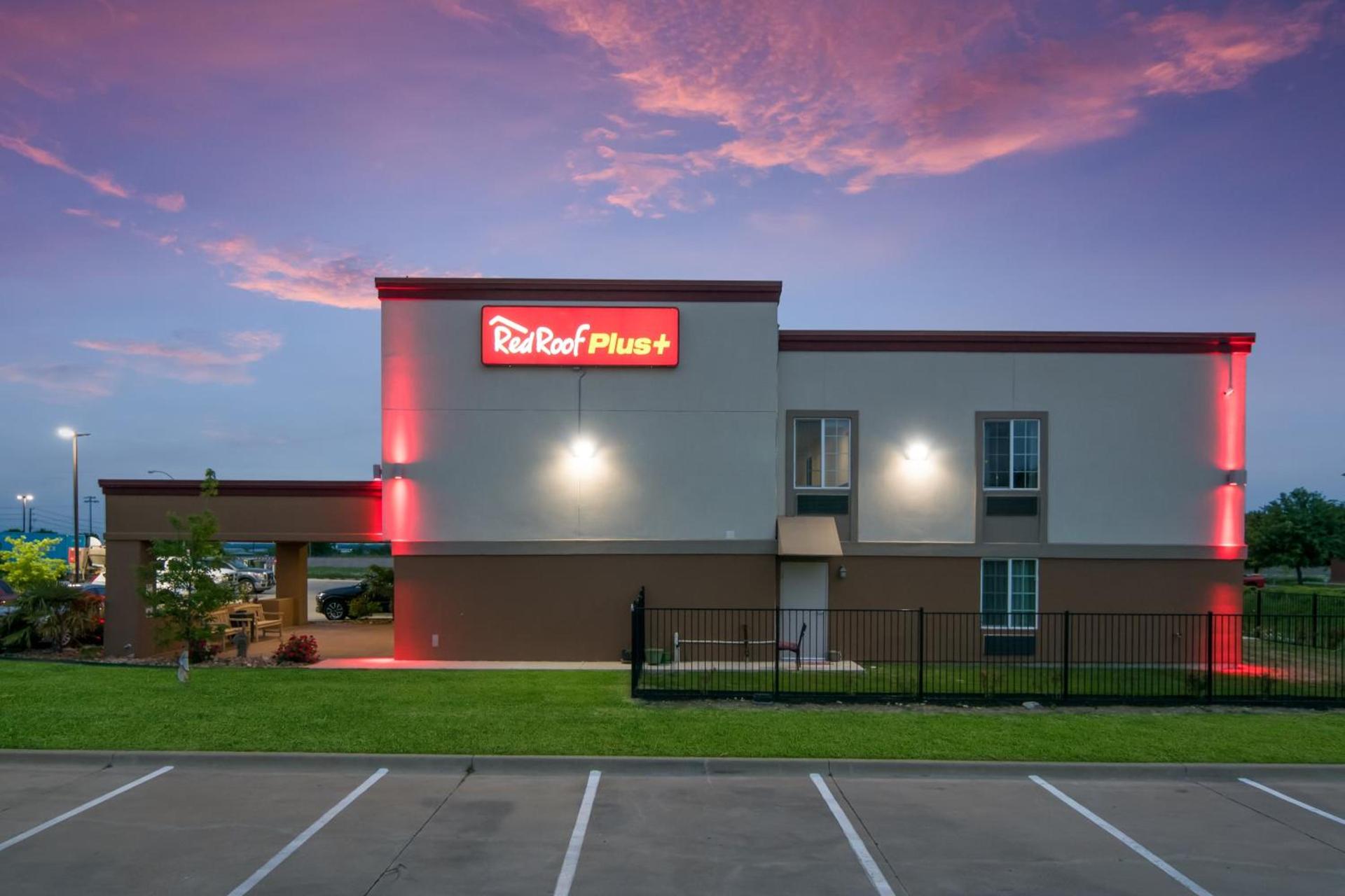 Red Roof Inn PLUS+ Fort Worth - Burleson photo 2
