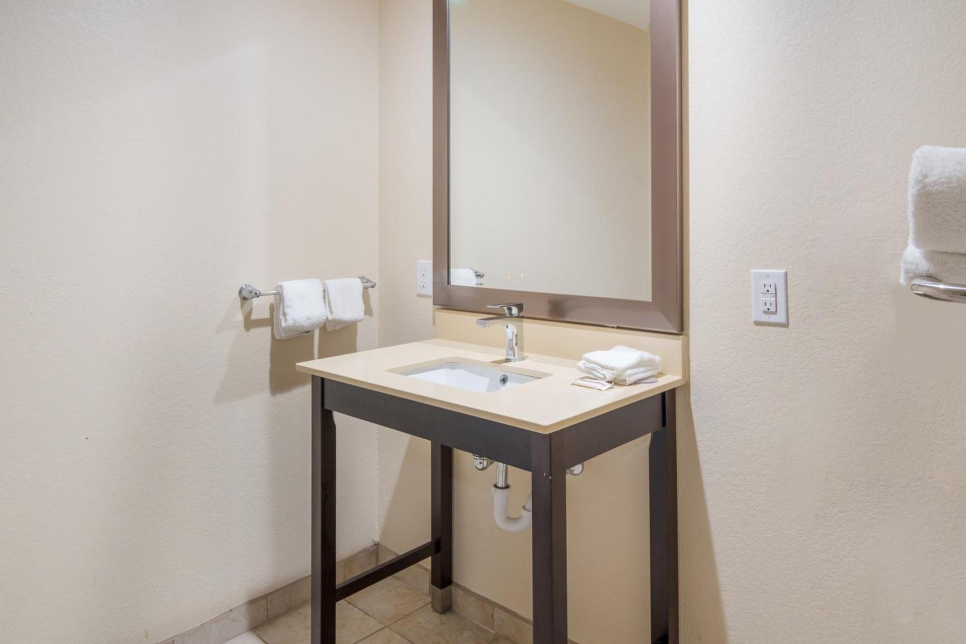 Red Roof Inn PLUS+ Fort Worth - Burleson photo 32
