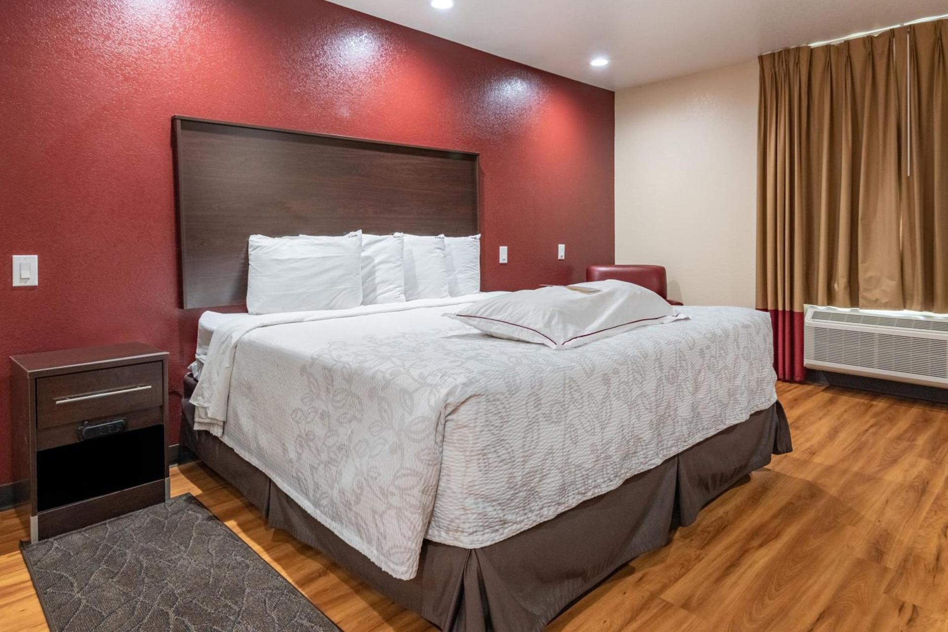 Red Roof Inn PLUS+ Fort Worth - Burleson photo 9