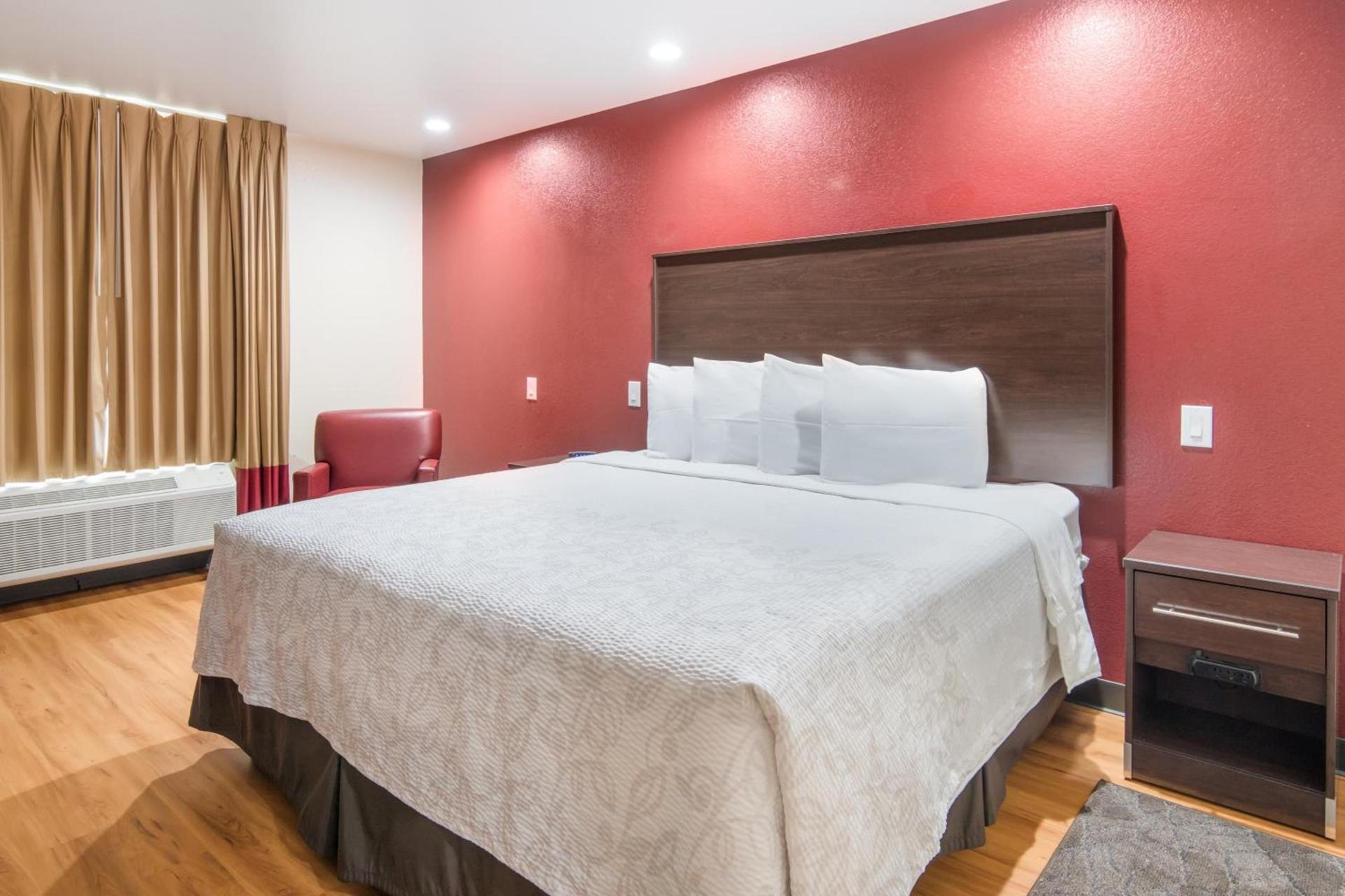 Red Roof Inn PLUS+ Fort Worth - Burleson photo 17