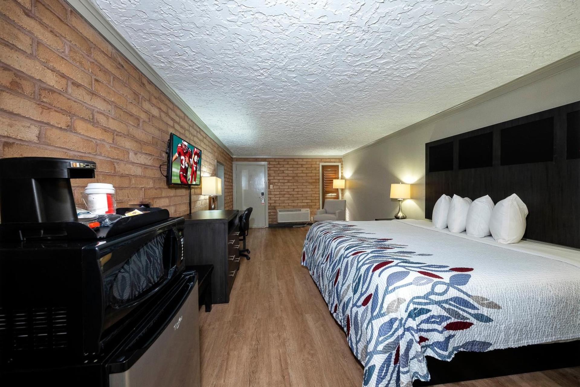 Red Roof Inn Monroe photo 11