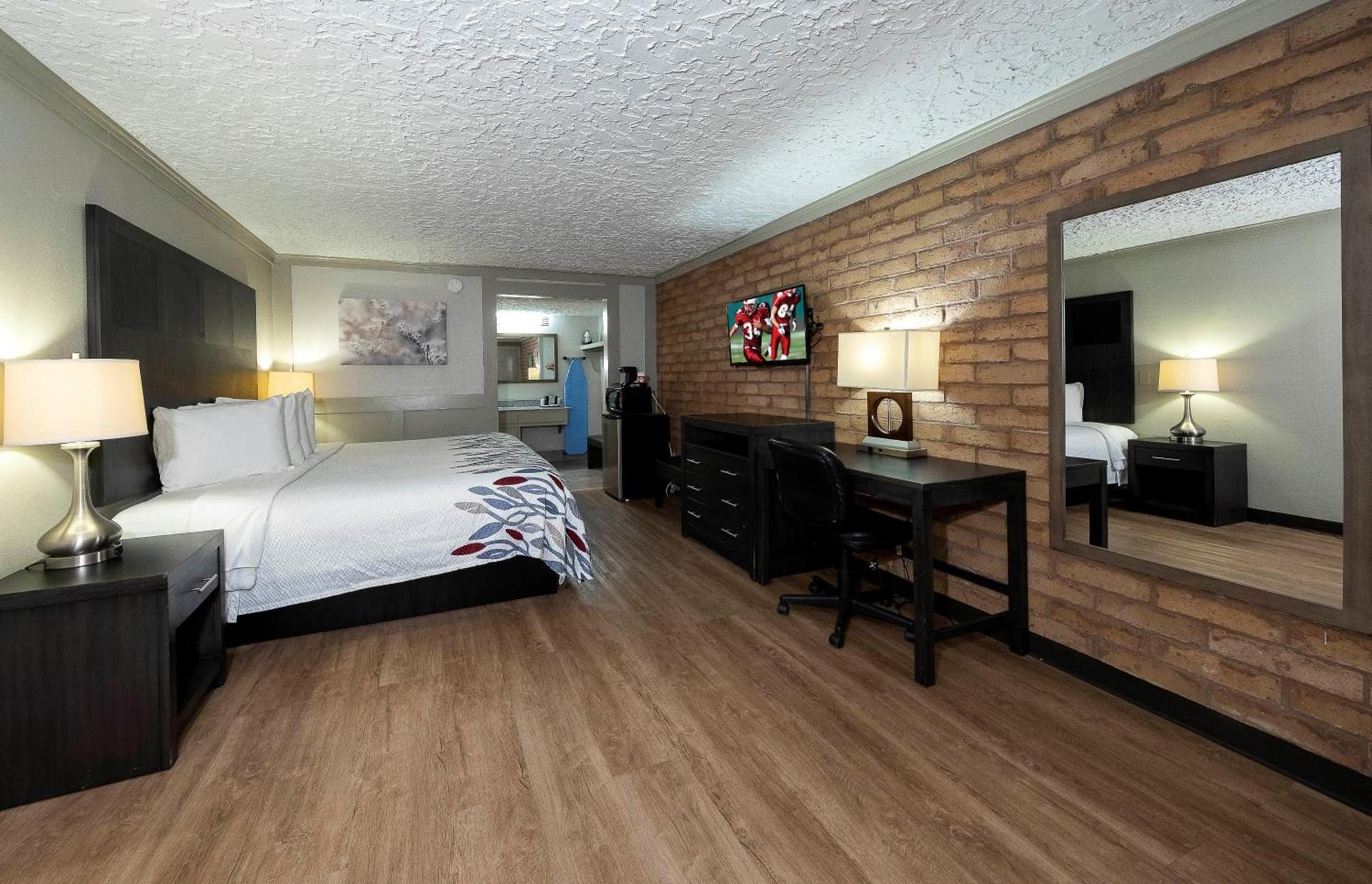 Red Roof Inn Monroe photo 10