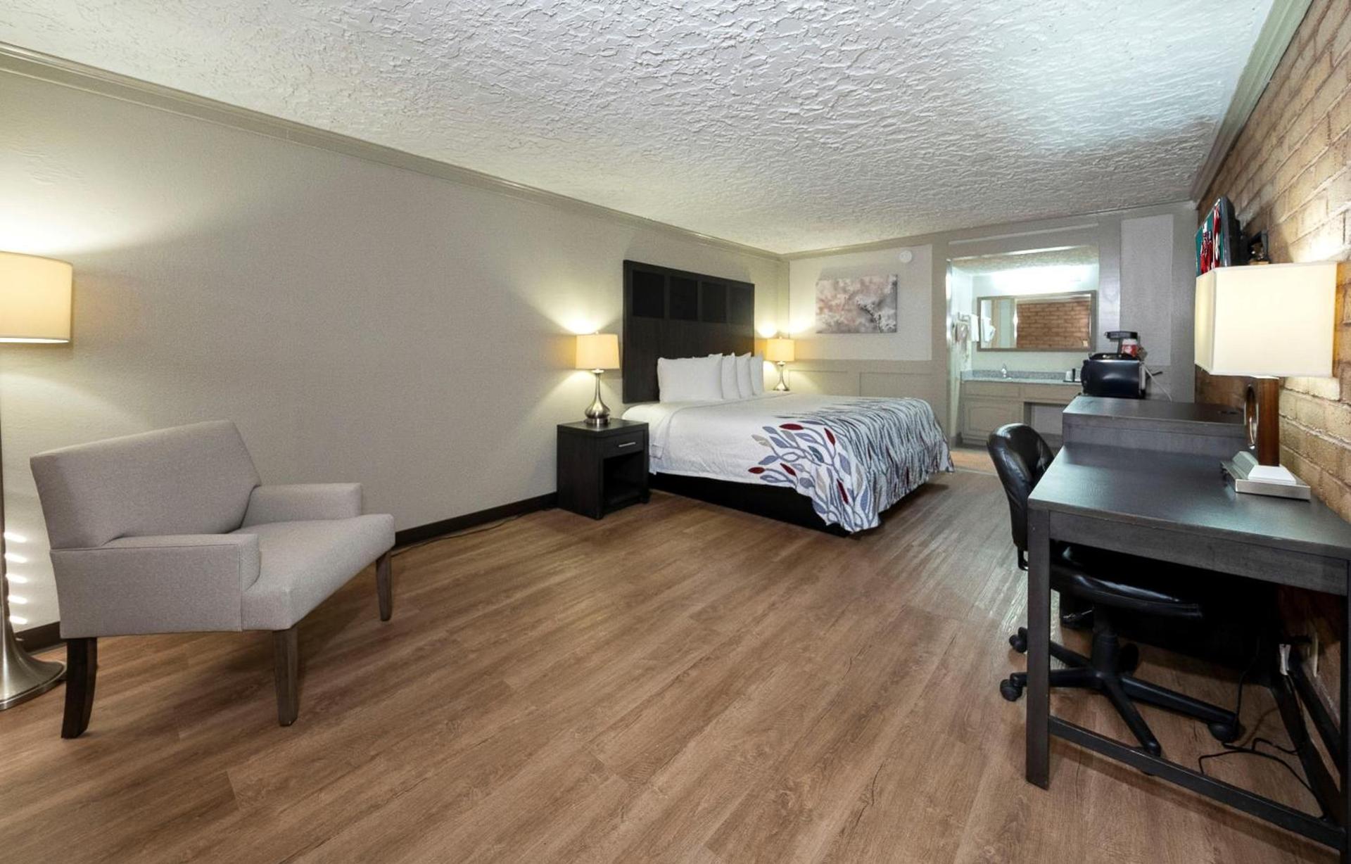 Red Roof Inn Monroe photo 9