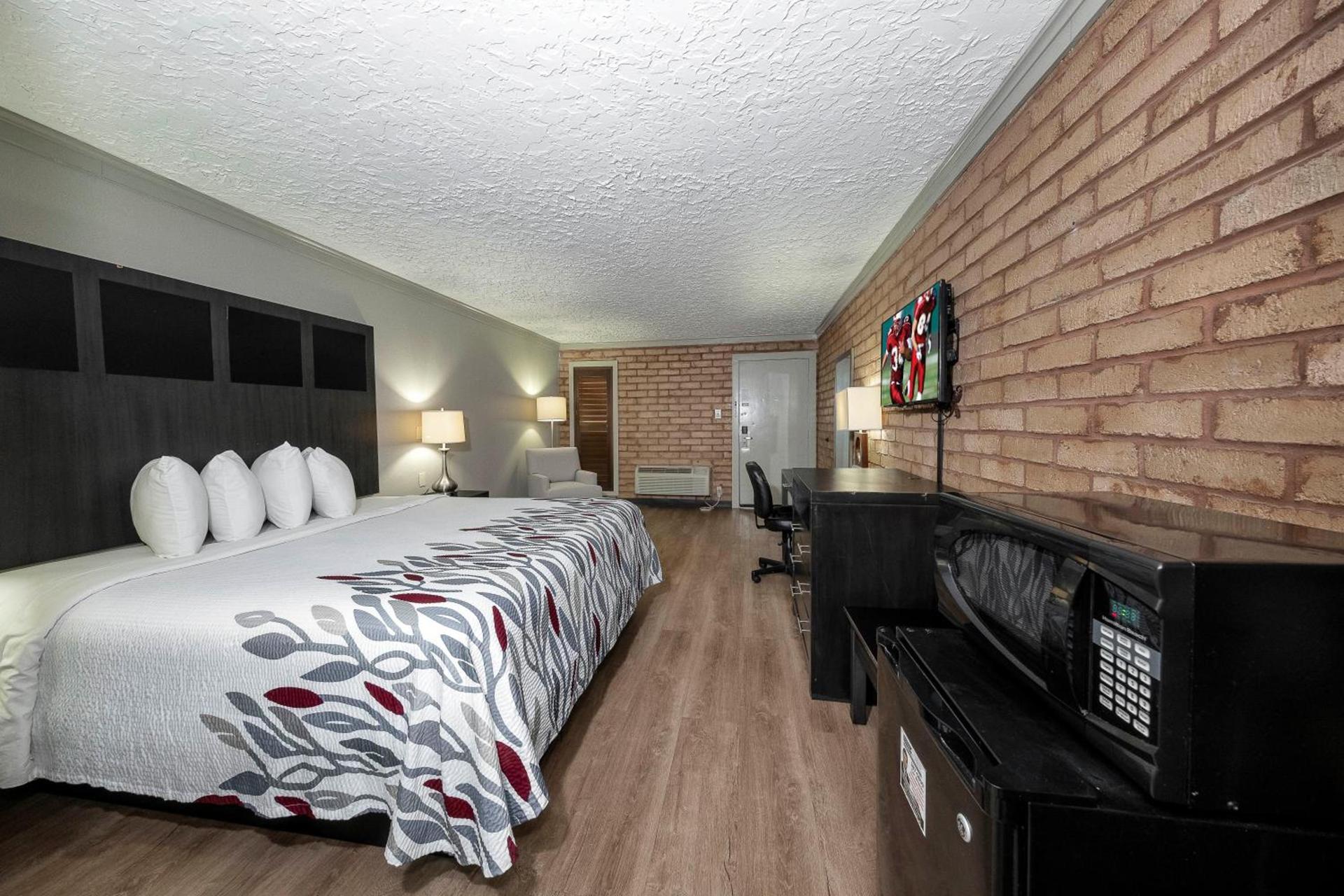 Red Roof Inn Monroe photo 14
