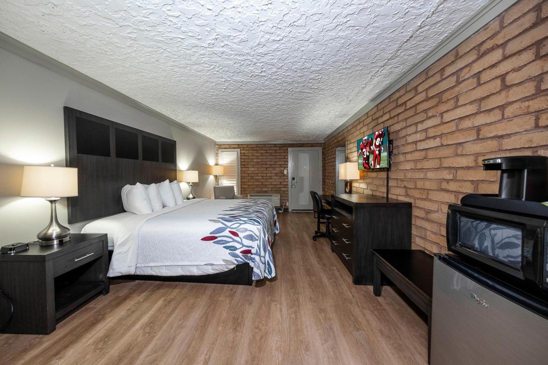 Red Roof Inn Monroe photo 17