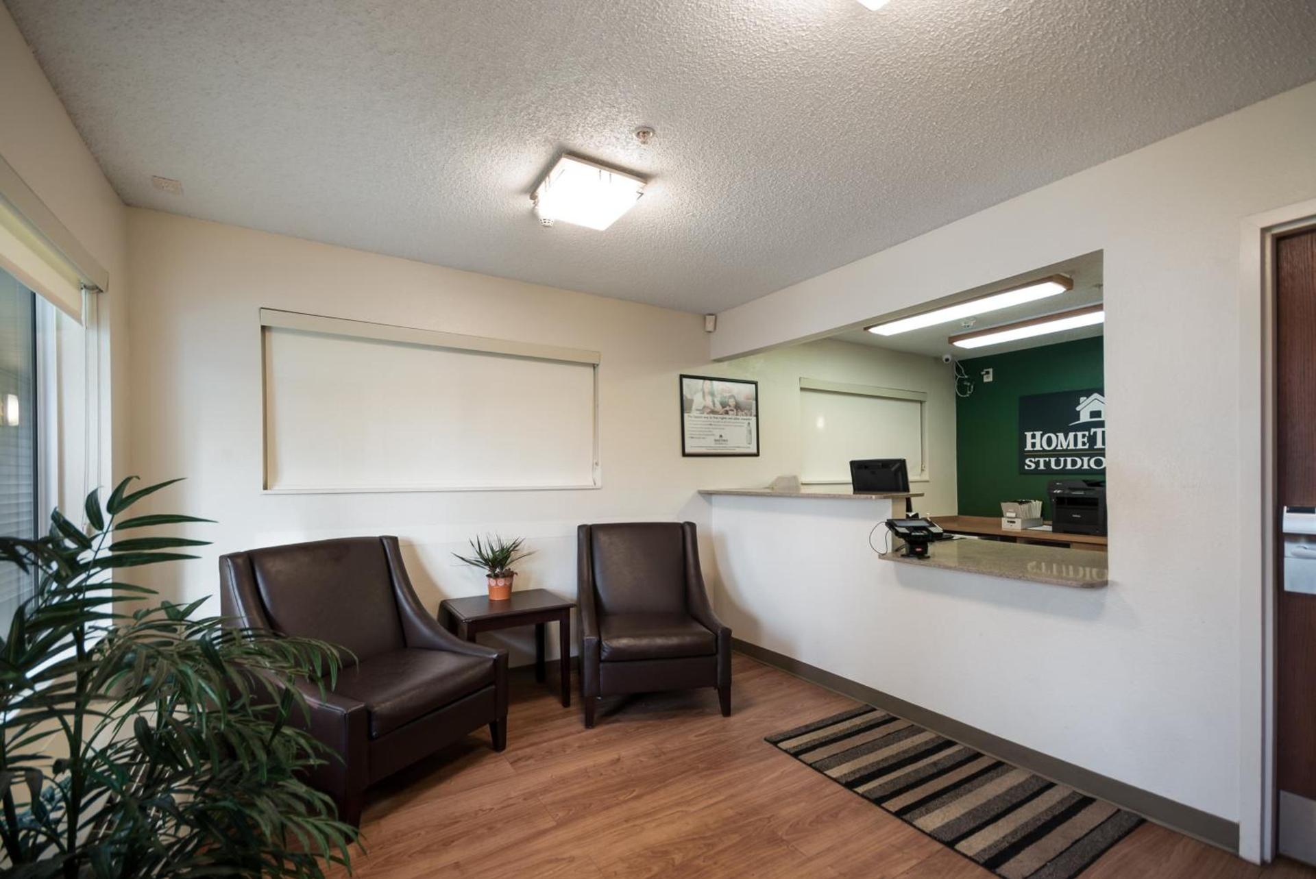 HomeTowne Studios by Red Roof Seattle - Kent/Des Moines photo 9